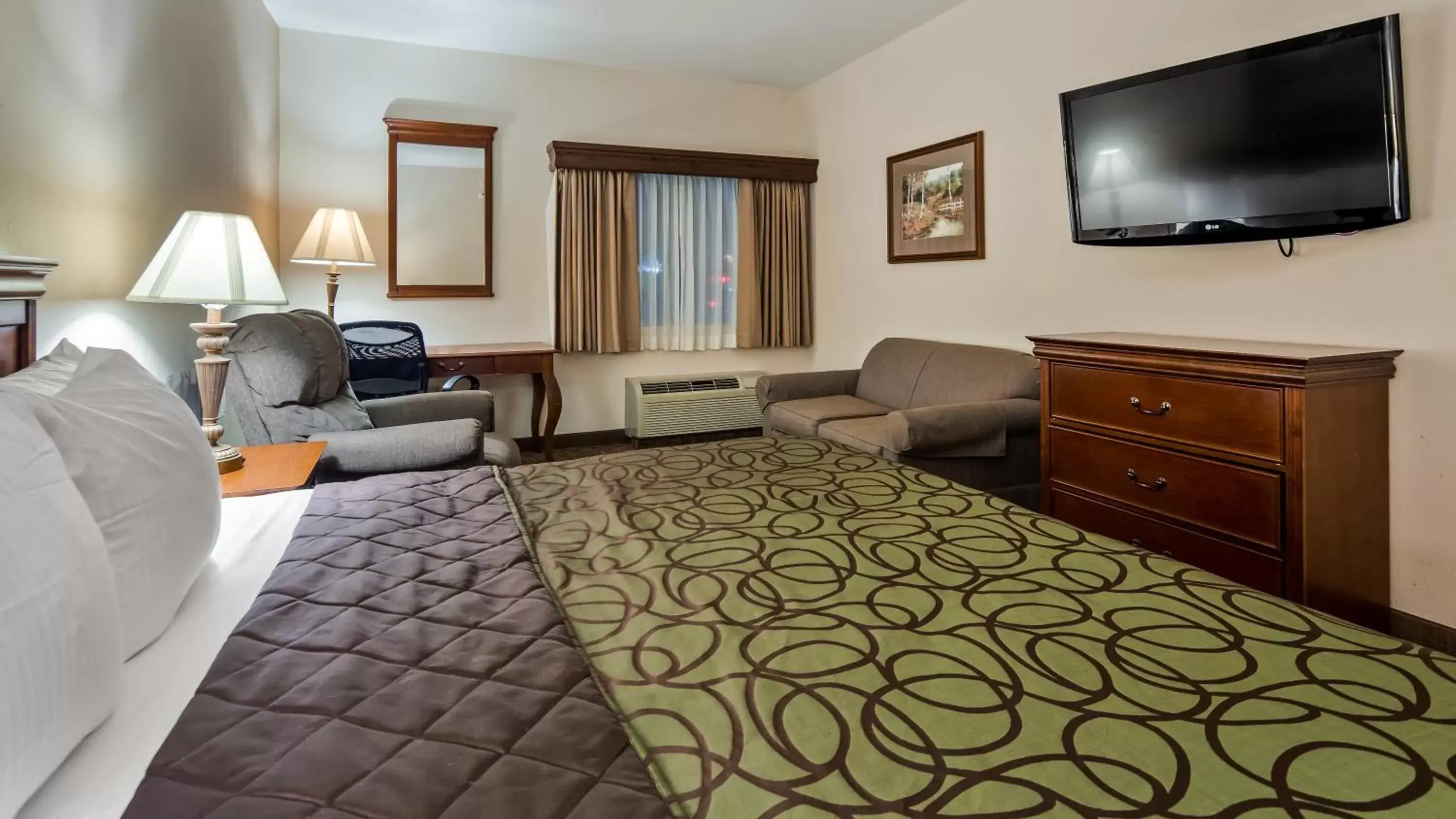 Bed, TV/Entertainment Center in Best Western River Cities