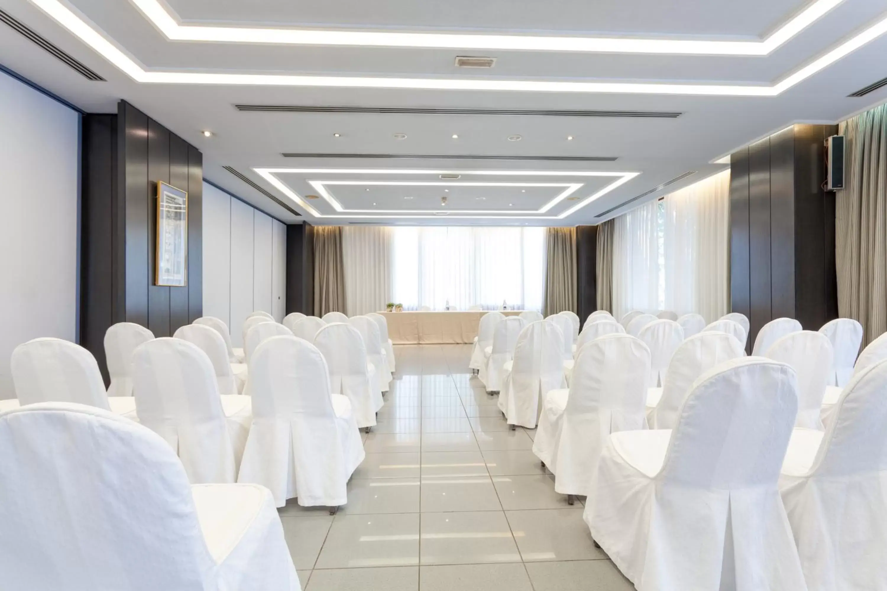 Lounge or bar in Intelier Orange Lounge or bar in Intelier Orange