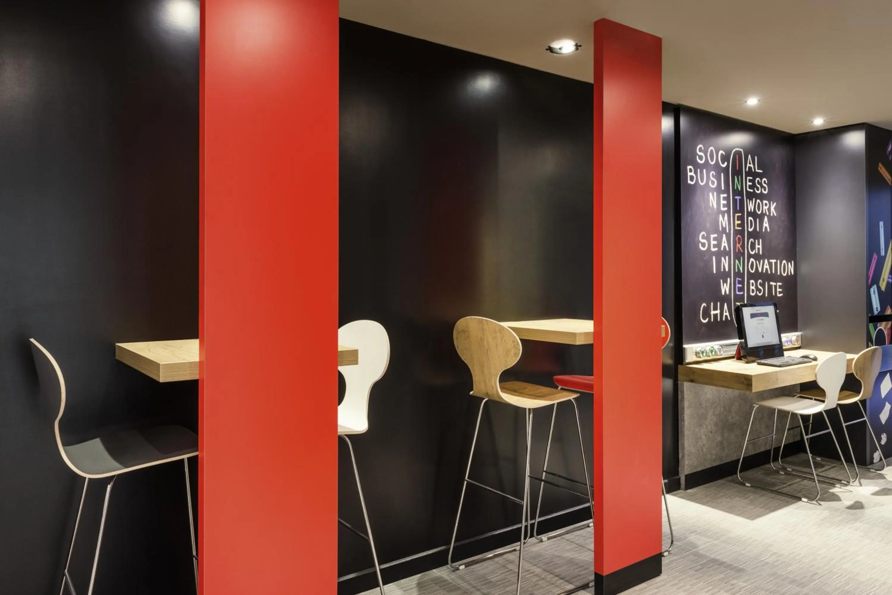 Lobby or reception in ibis Paris Père Lachaise