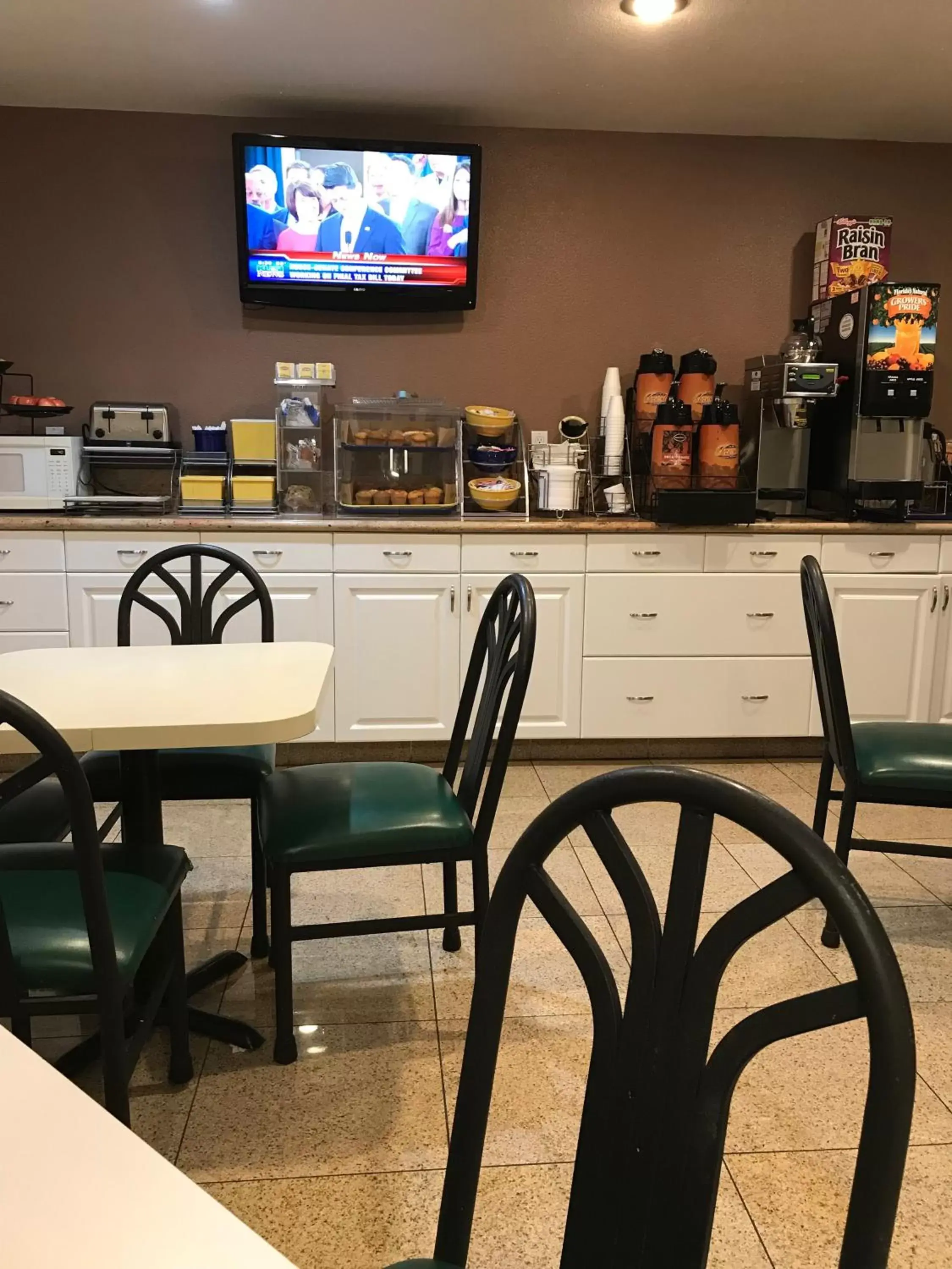 Continental breakfast, Restaurant/Places to Eat in Days Inn by Wyndham Oceanside