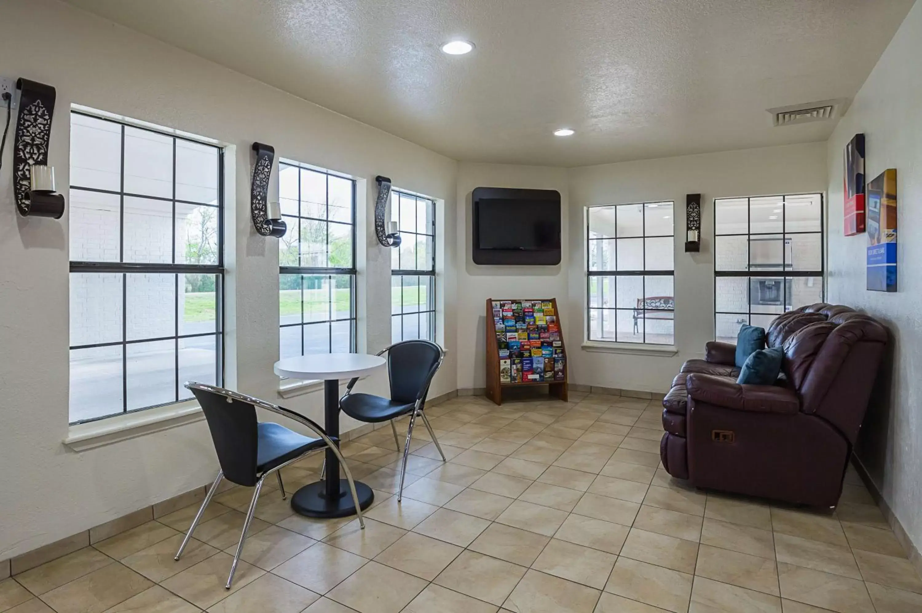 Communal lounge/ TV room, Seating Area in Motel 6-Madisonville, TX