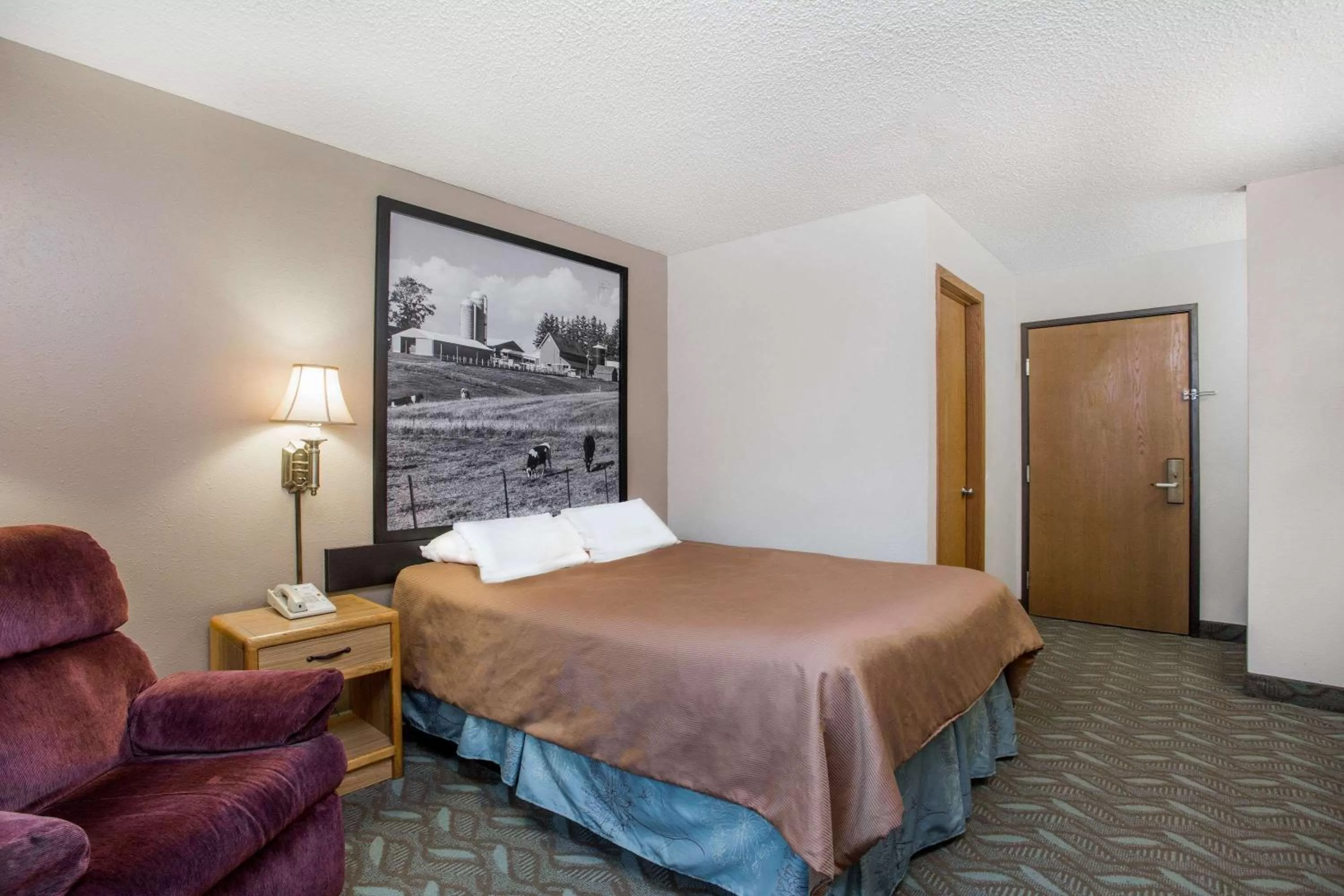 Photo of the whole room, Bed in Super 8 by Wyndham Monroe WI
