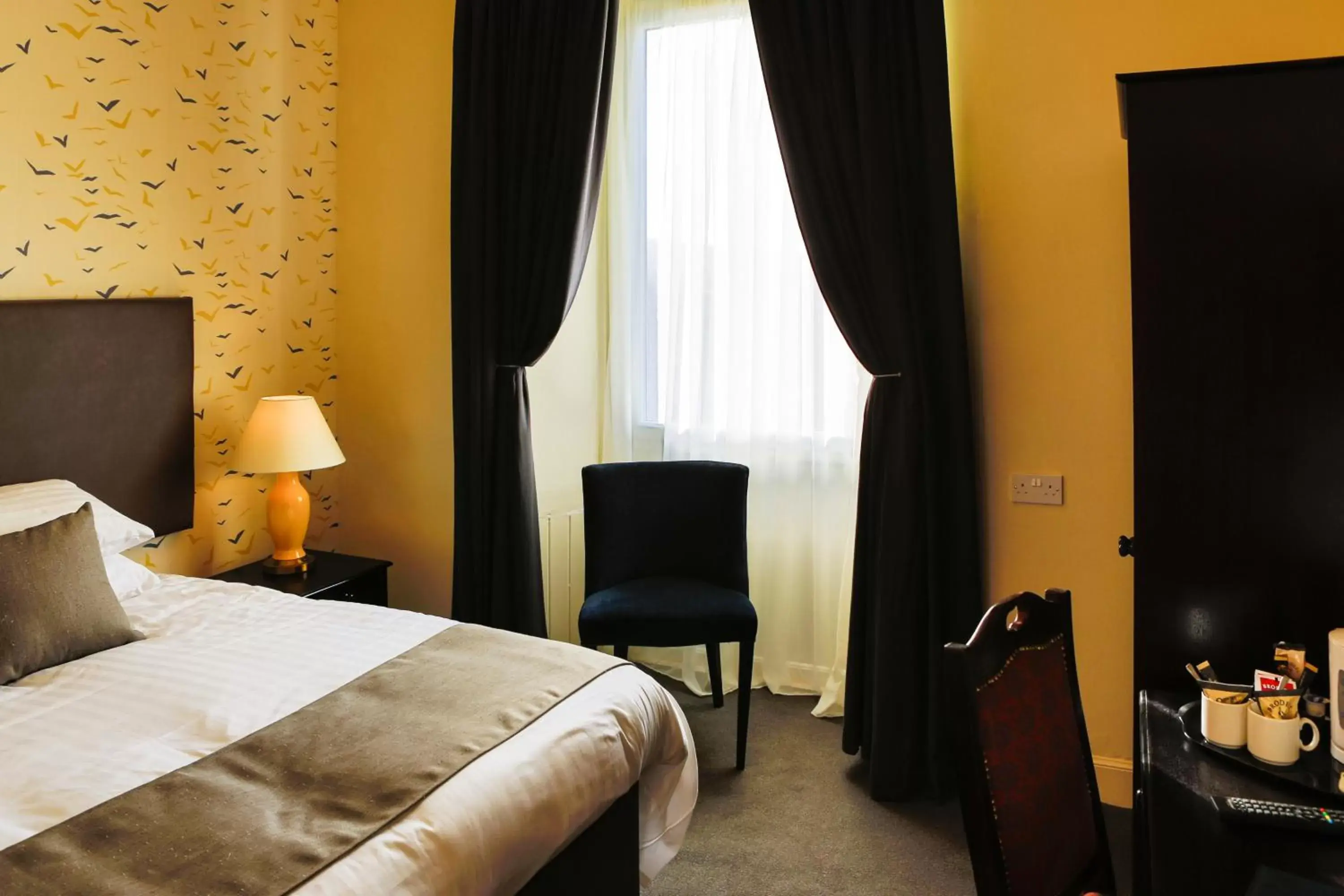Photo of the whole room, Bed in Dunmuir Hotel