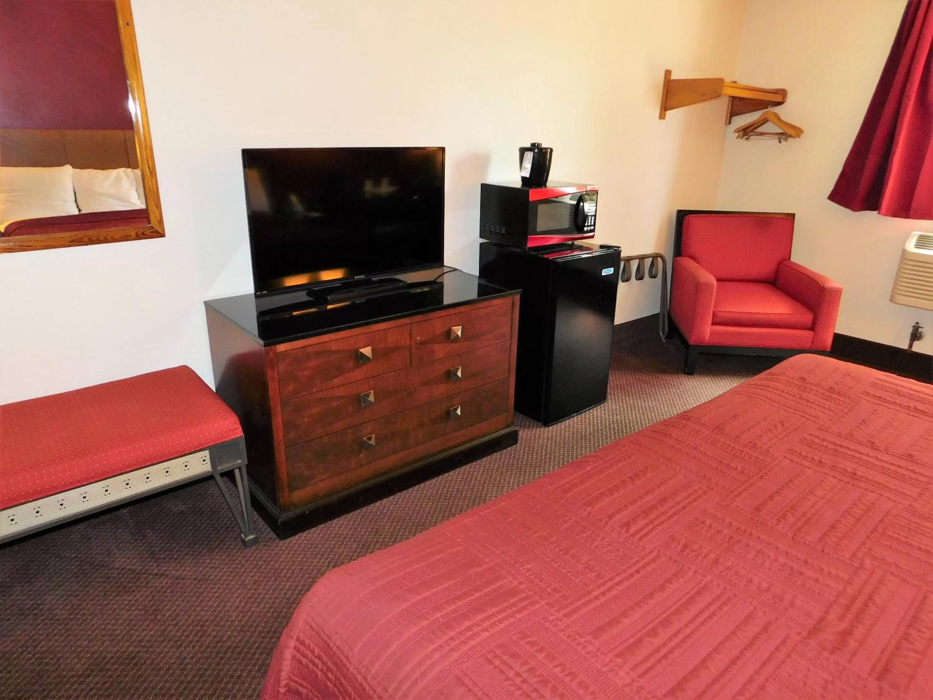 Communal lounge/ TV room, Bed in The Covered Bridge Inn