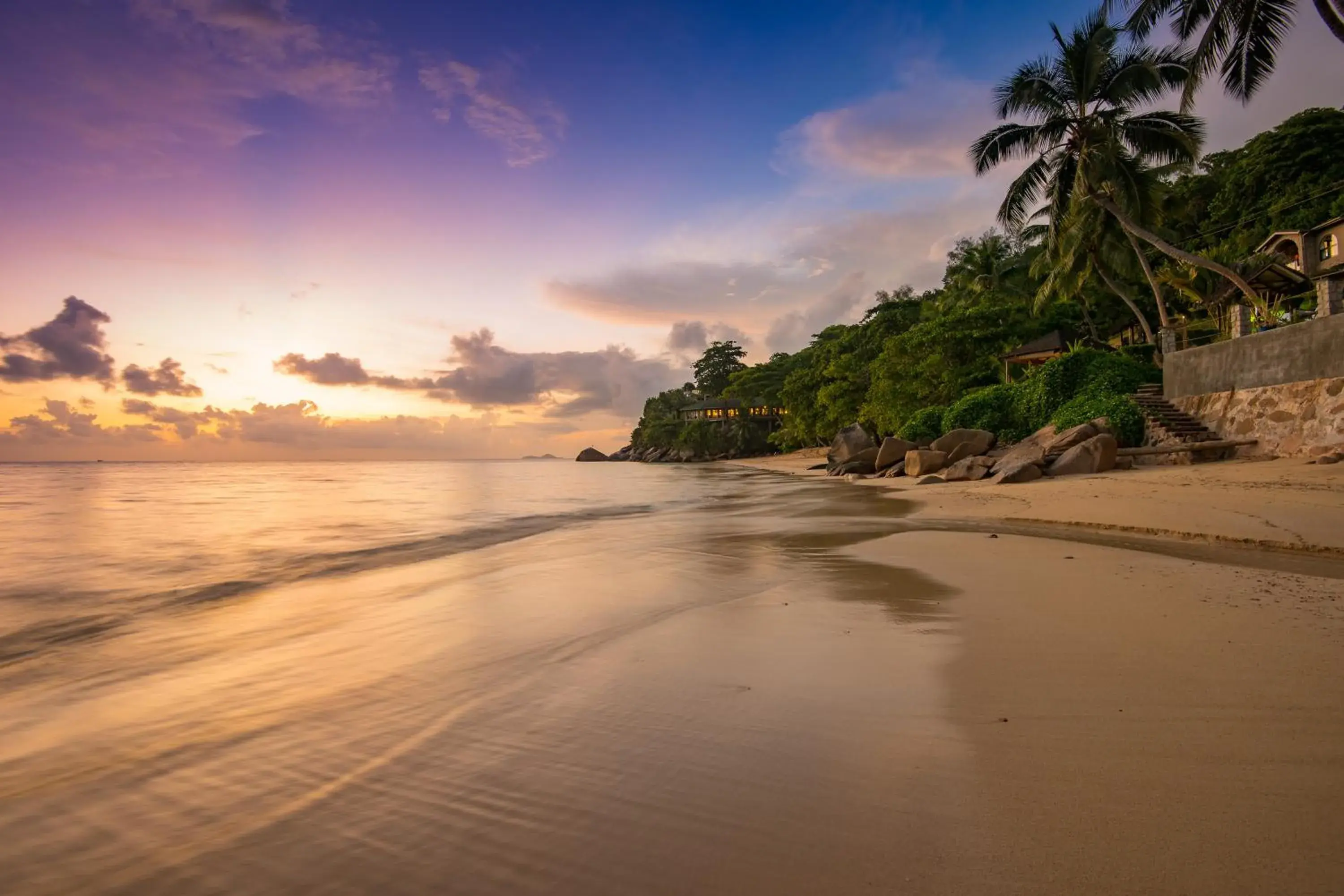 Beach in Coco de Mer and Black Parrot Suites