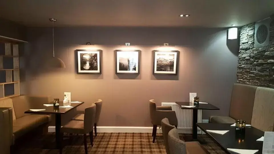 Restaurant/Places to Eat in Fairburn Hotel
