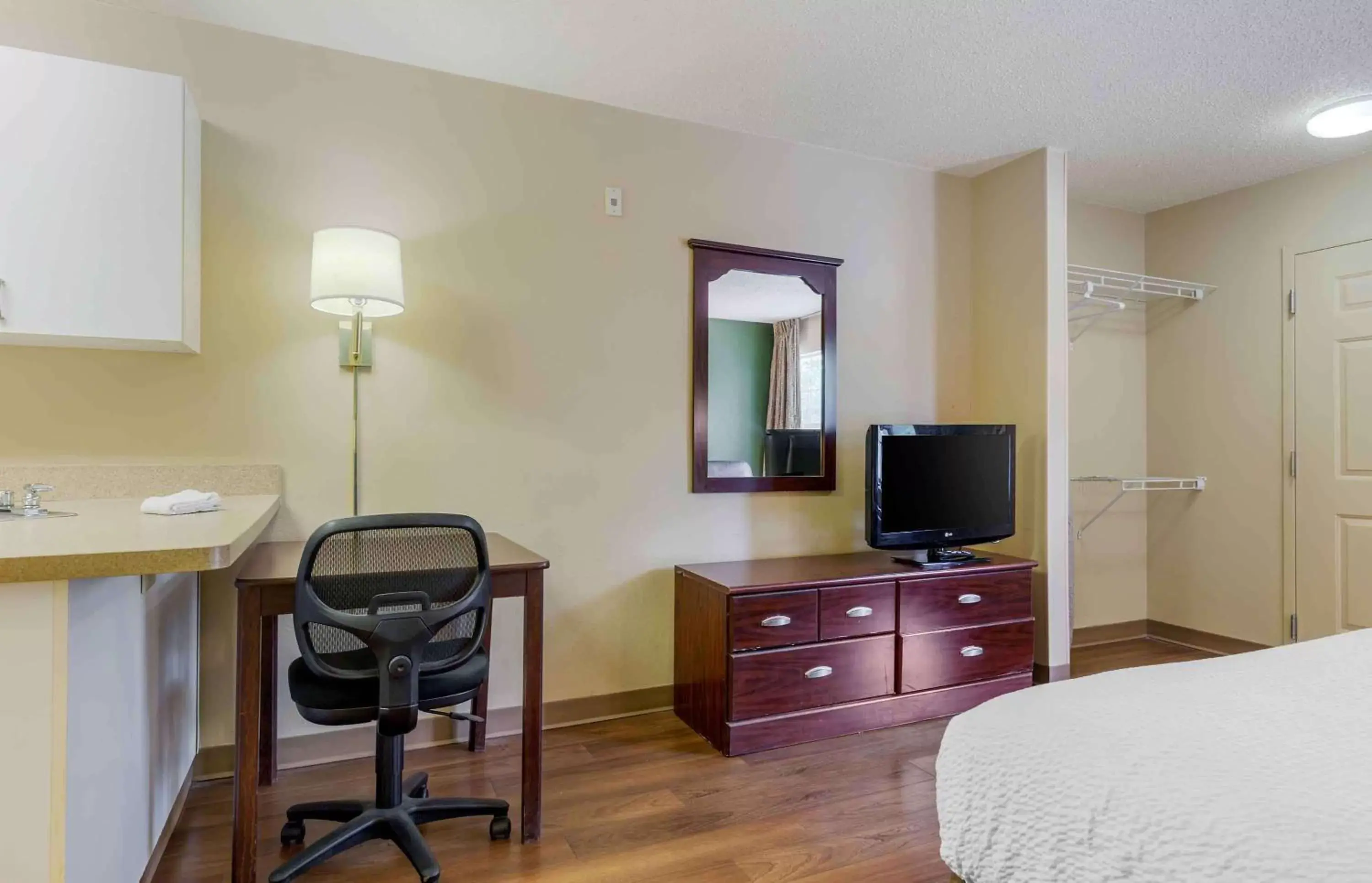 Bedroom, TV/Entertainment Center in Extended Stay America Select Suites - Raleigh - RDU Airport