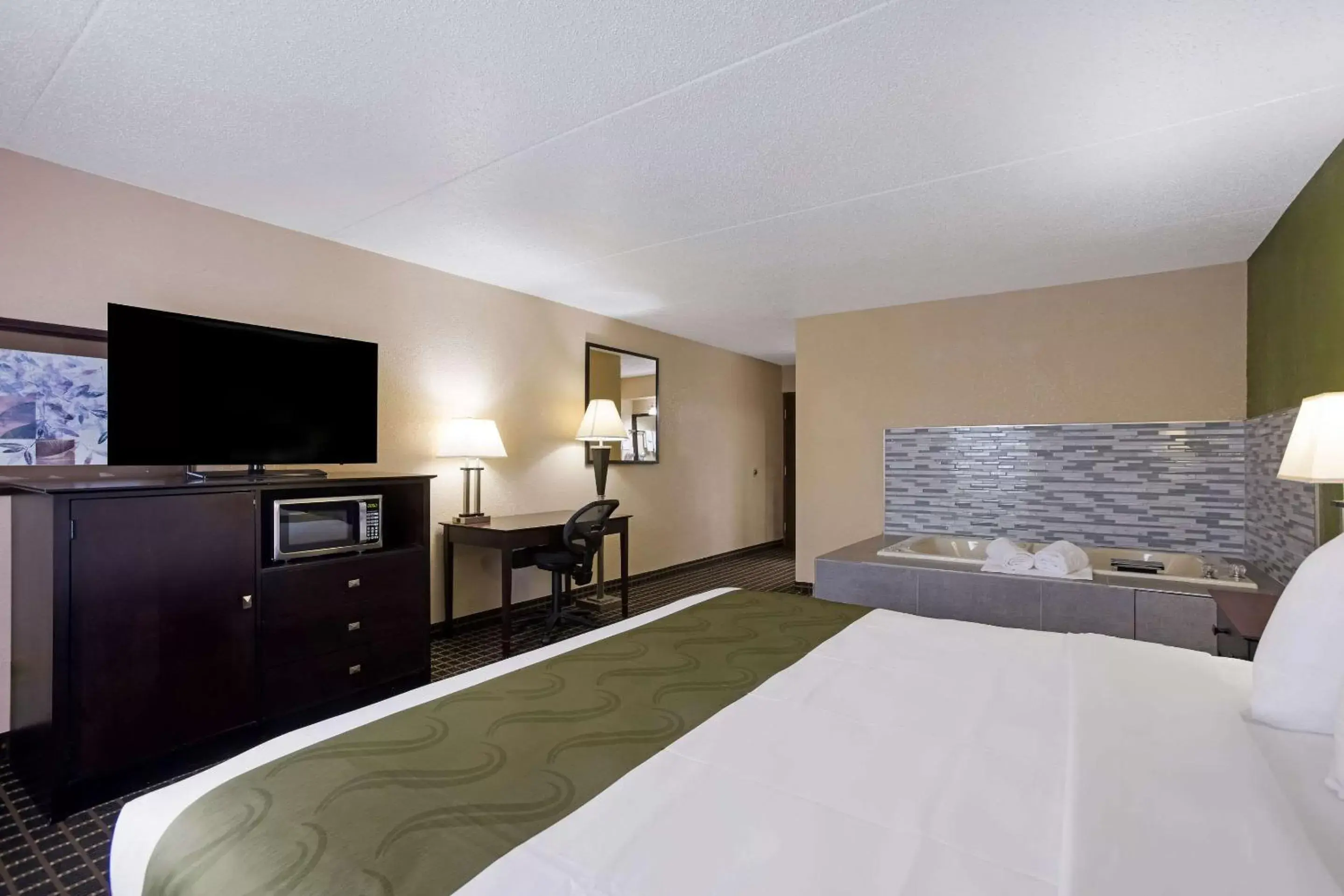 Bedroom, Bed in Quality Inn & Suites Big Rapids