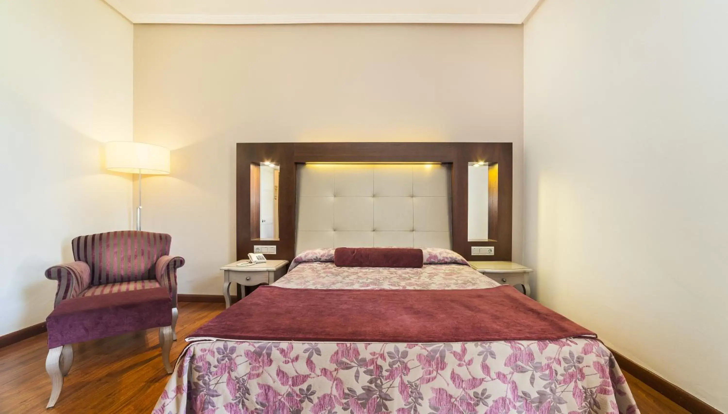 Bedroom, Bed in Globales Reina Cristina