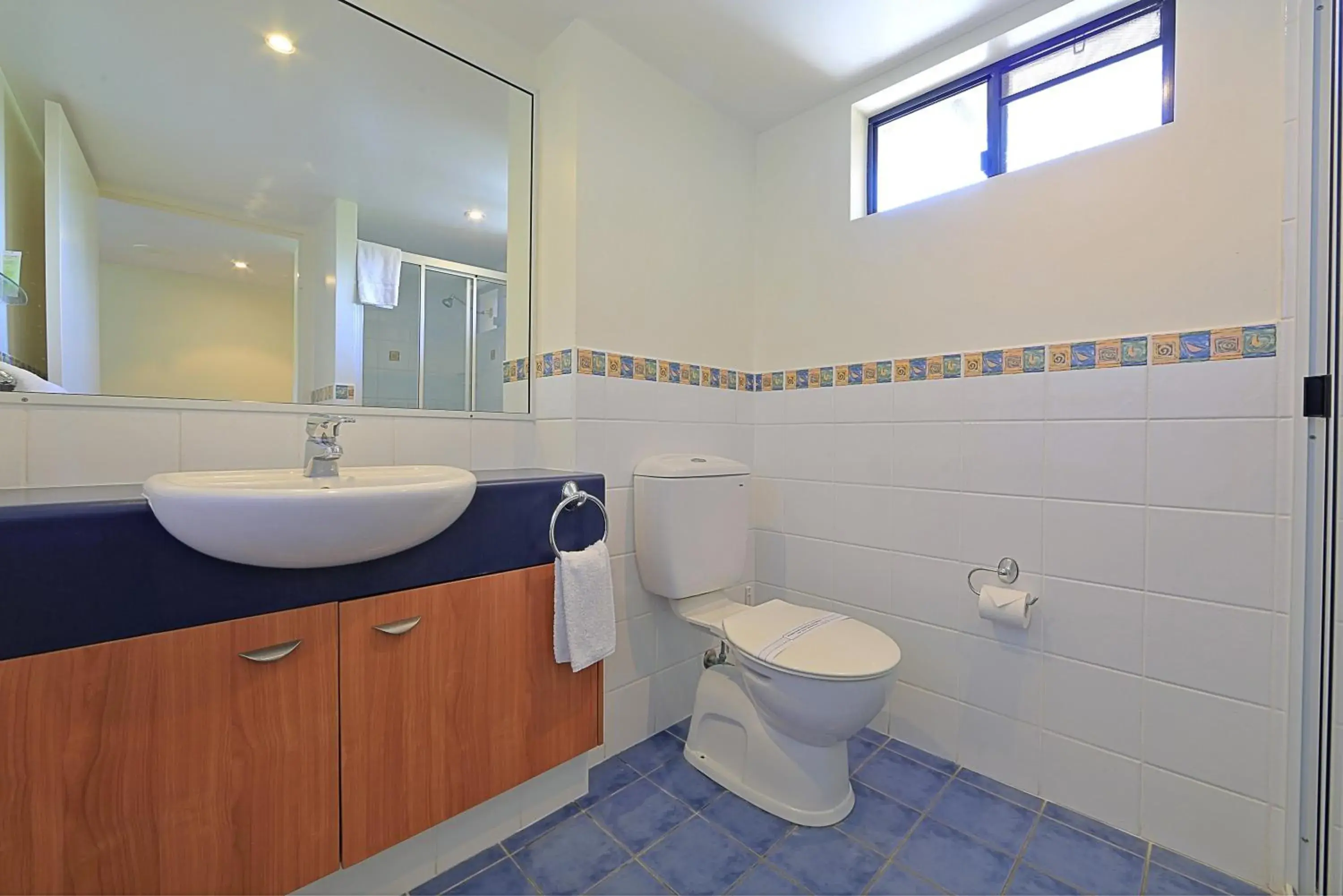 Bathroom in Kacy's Bargara Beach Motel