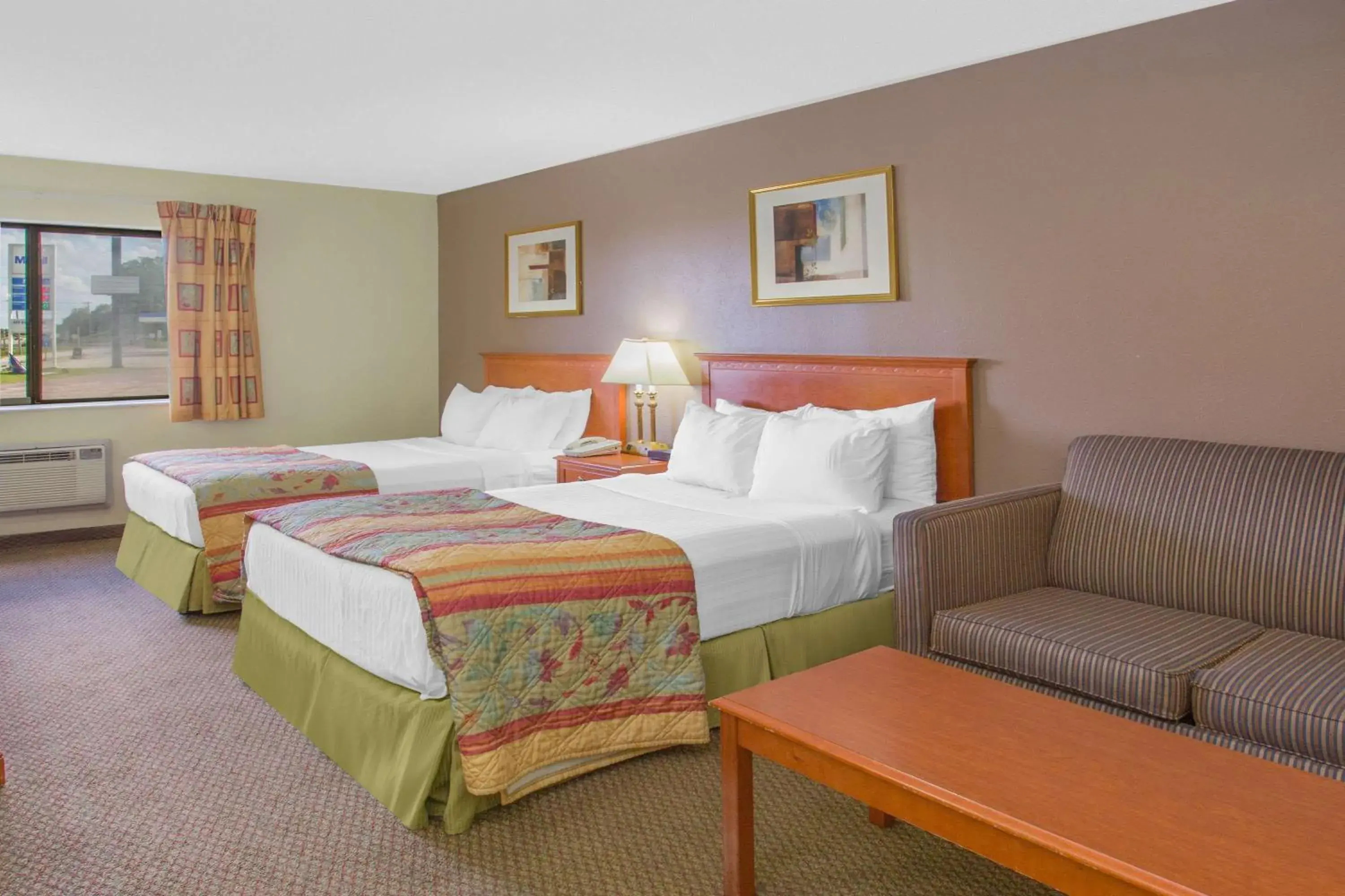 Photo of the whole room, Bed in Days Inn by Wyndham Portage