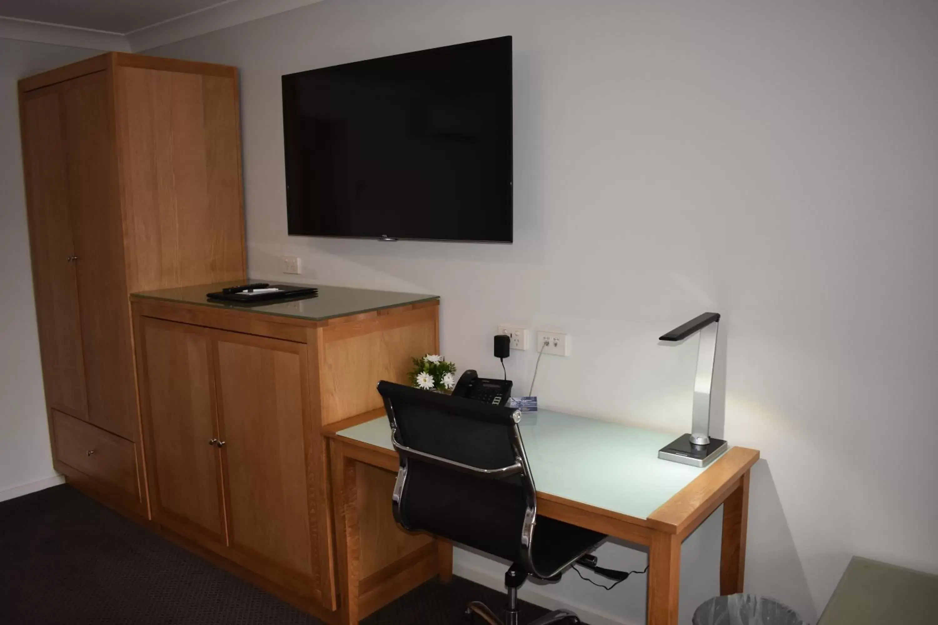 TV and multimedia, TV/Entertainment Center in Best Western Quirindi RSL Motel