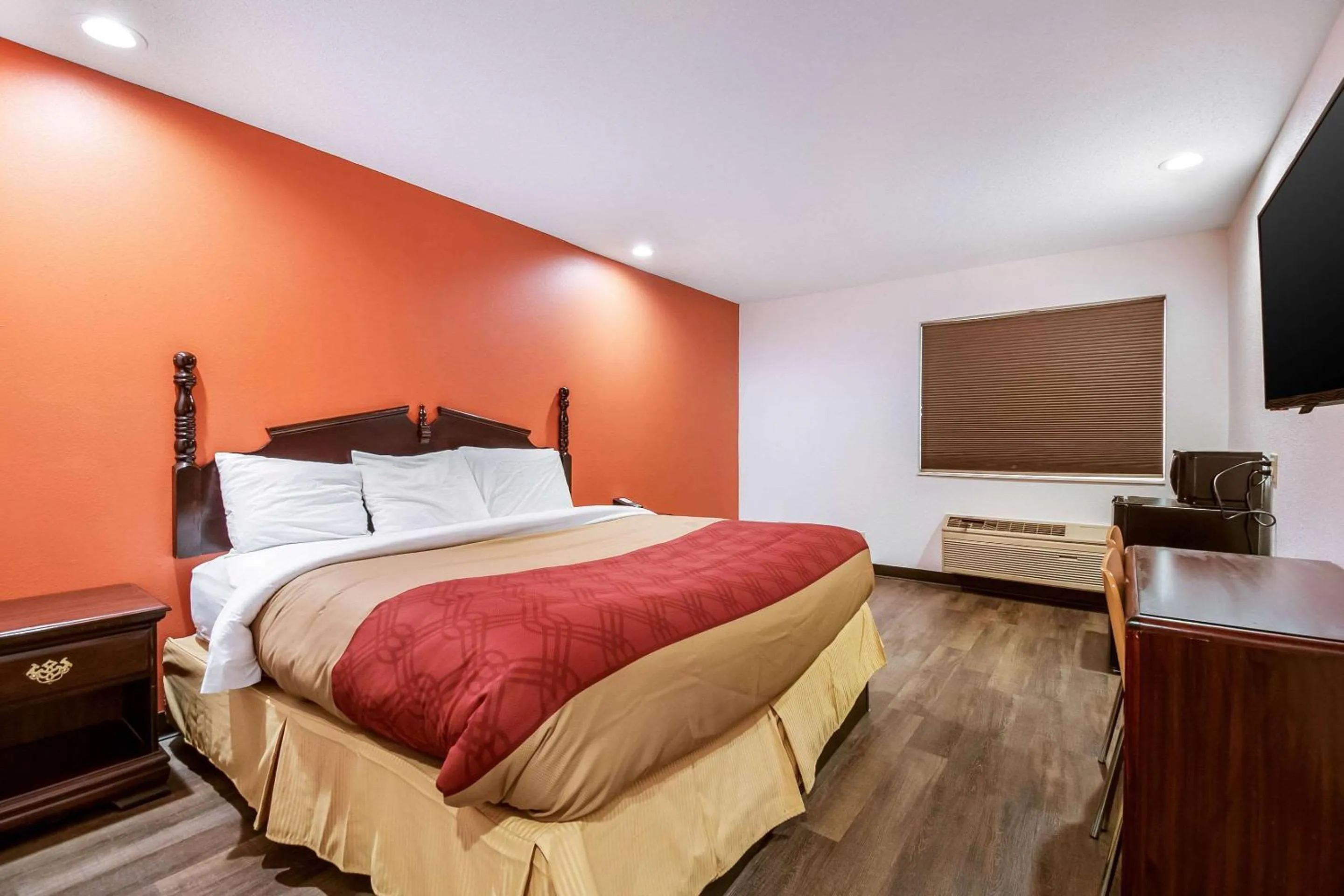 Photo of the whole room, Bed in Econo Lodge