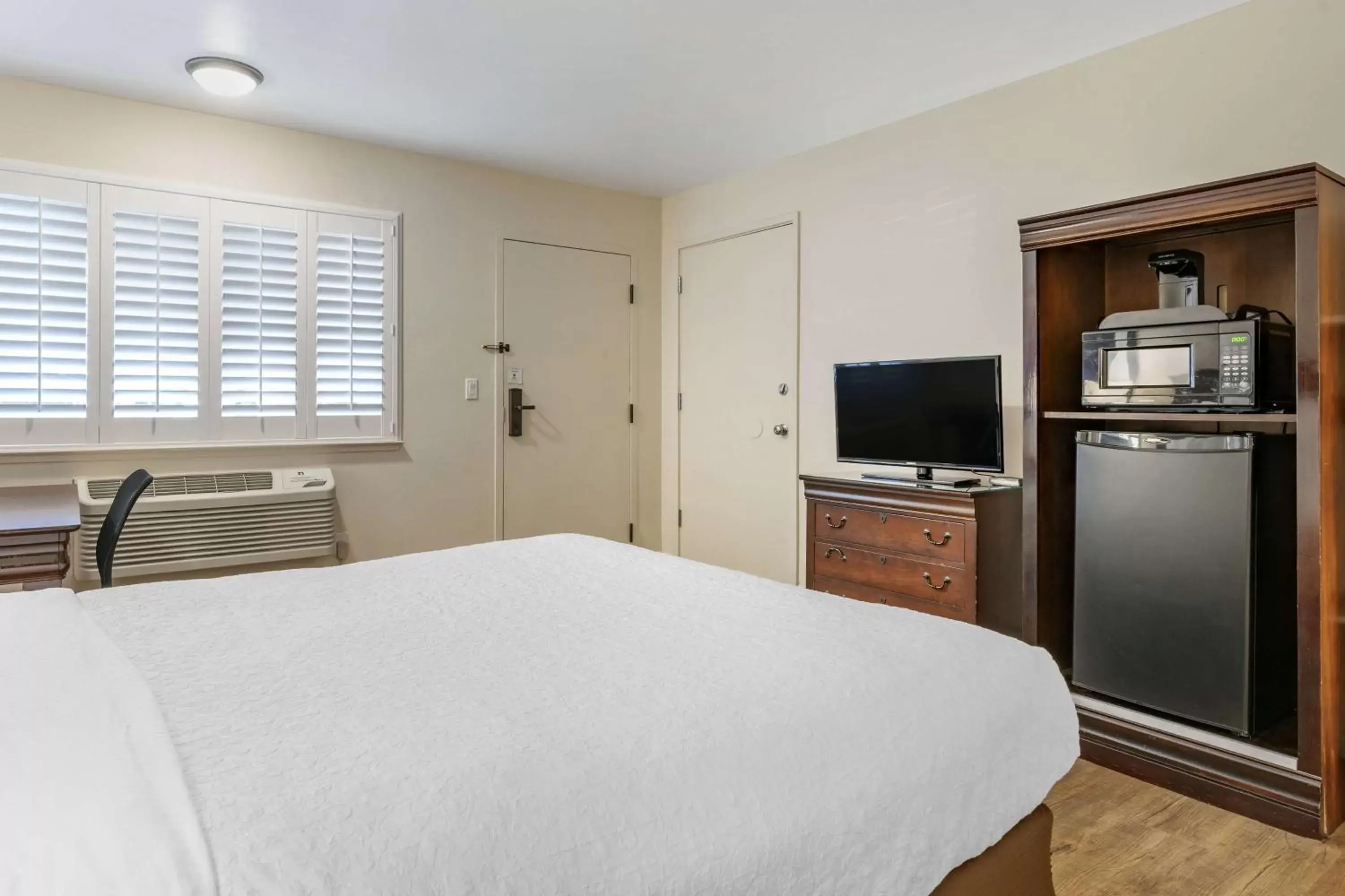 Photo of the whole room, TV/Entertainment Center in Best Western Rose Garden Inn