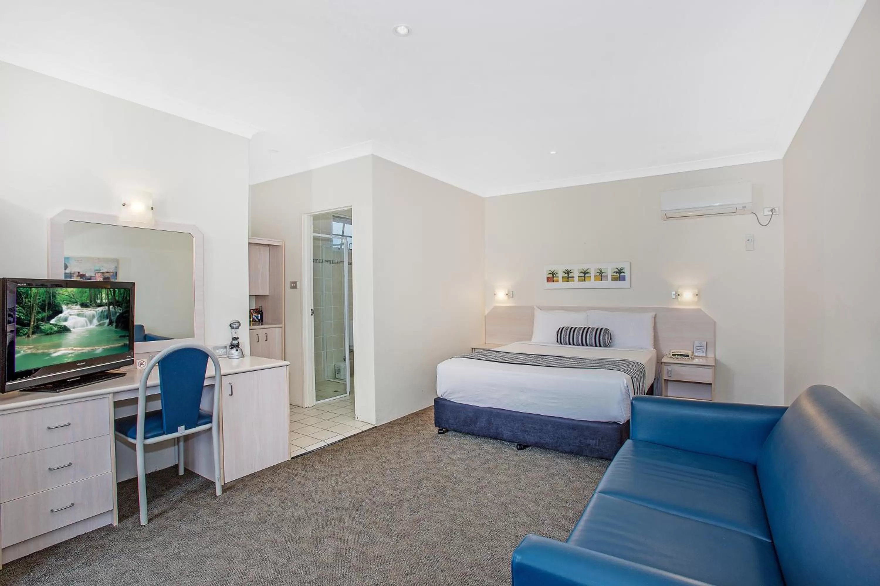 Bed in Comfort Inn All Seasons