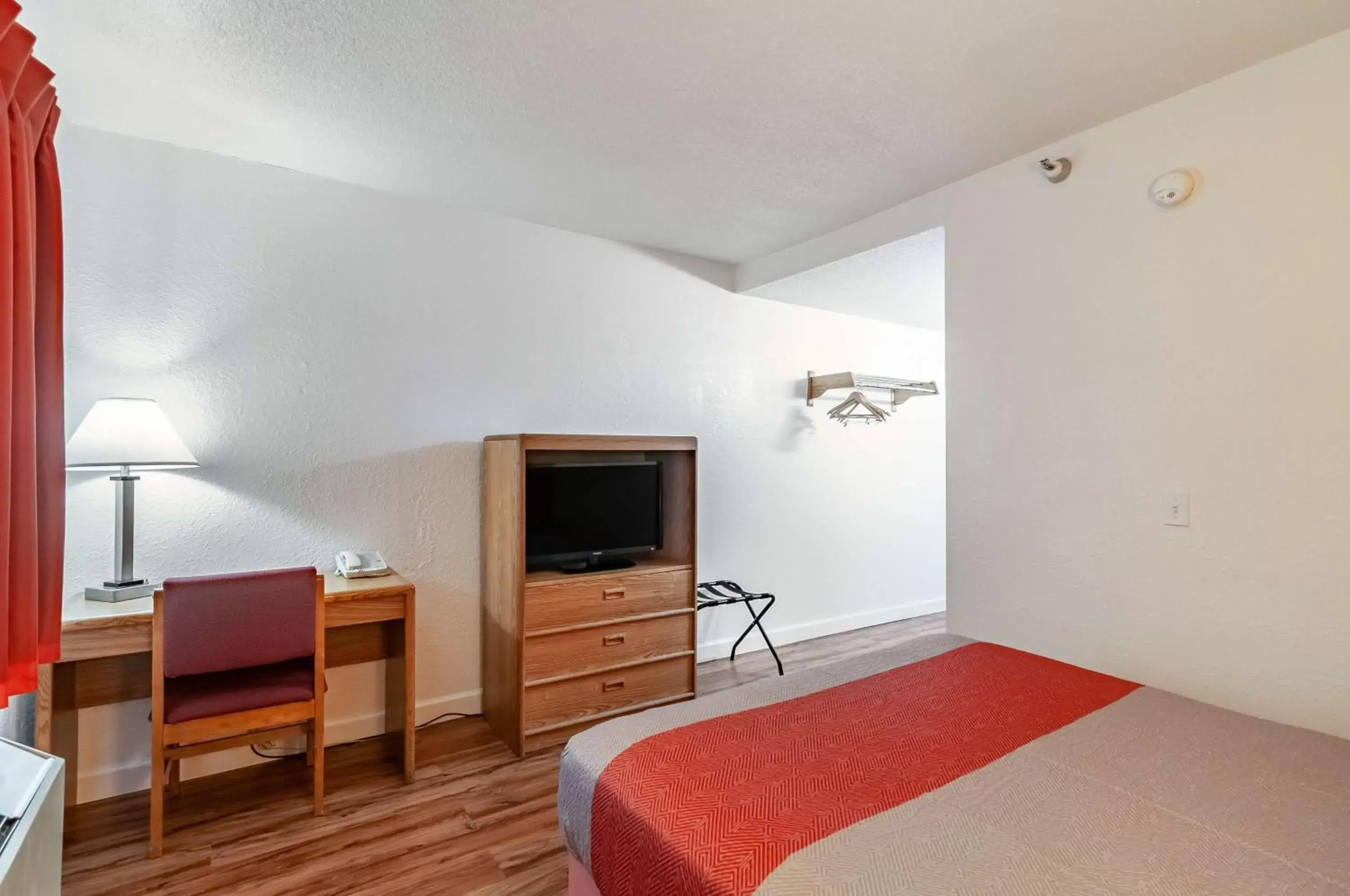 TV and multimedia, Bed in Motel 6-Naperville, IL