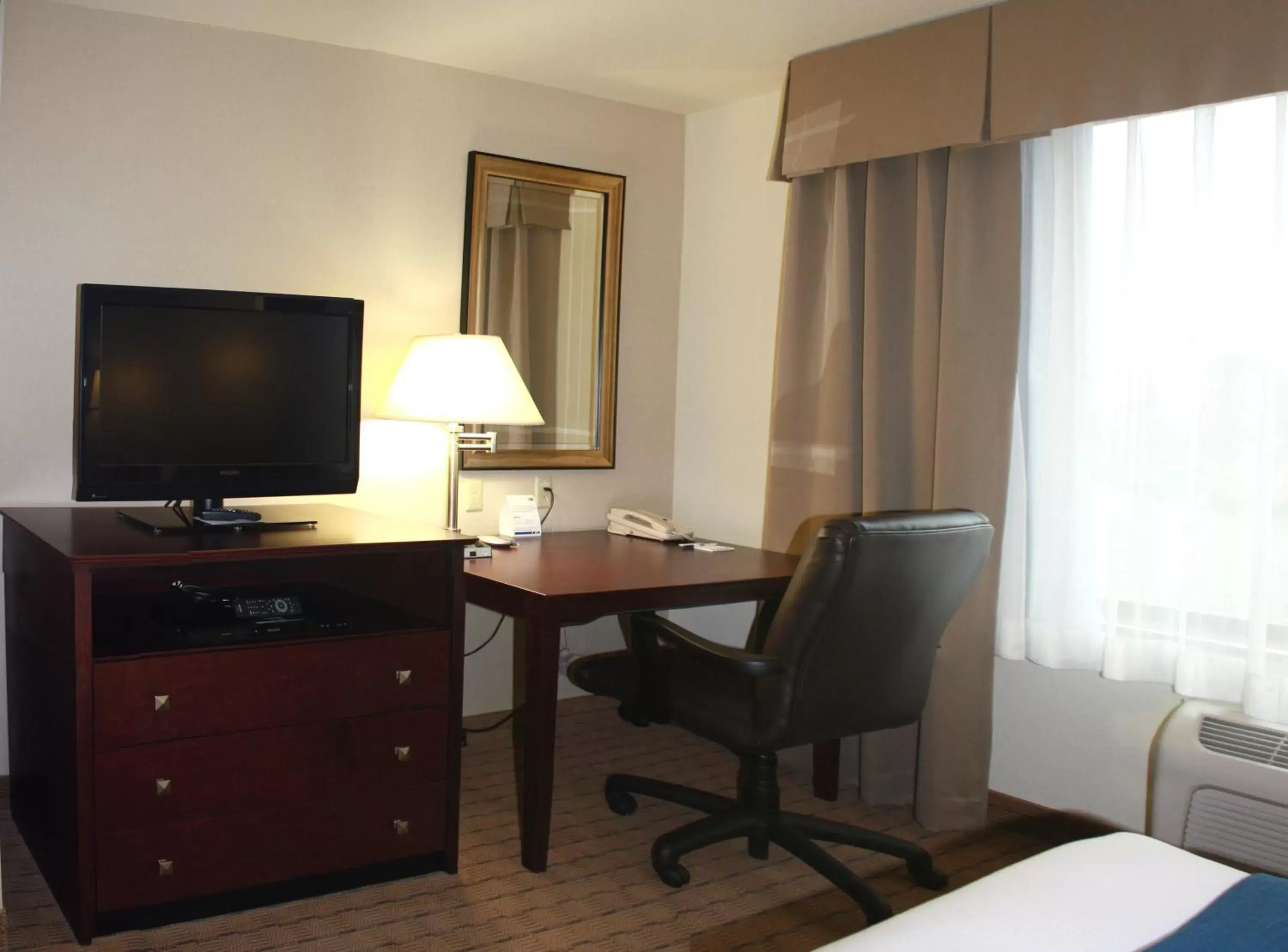 Seating area, TV/Entertainment Center in Holiday Inn Express Hotel & Suites Vancouver Mall-Portland Area, an IHG Hotel