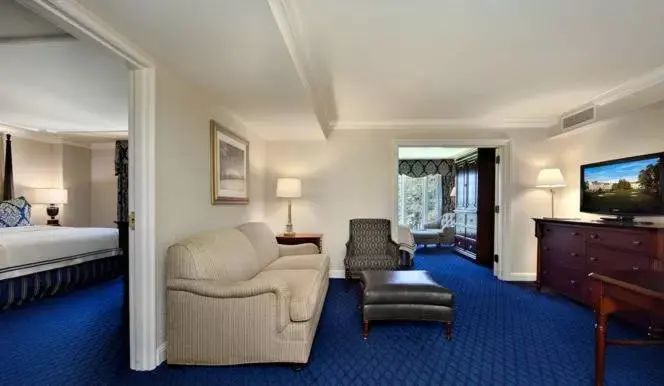 Living room, Seating Area in Washington Duke Inn & Golf Club