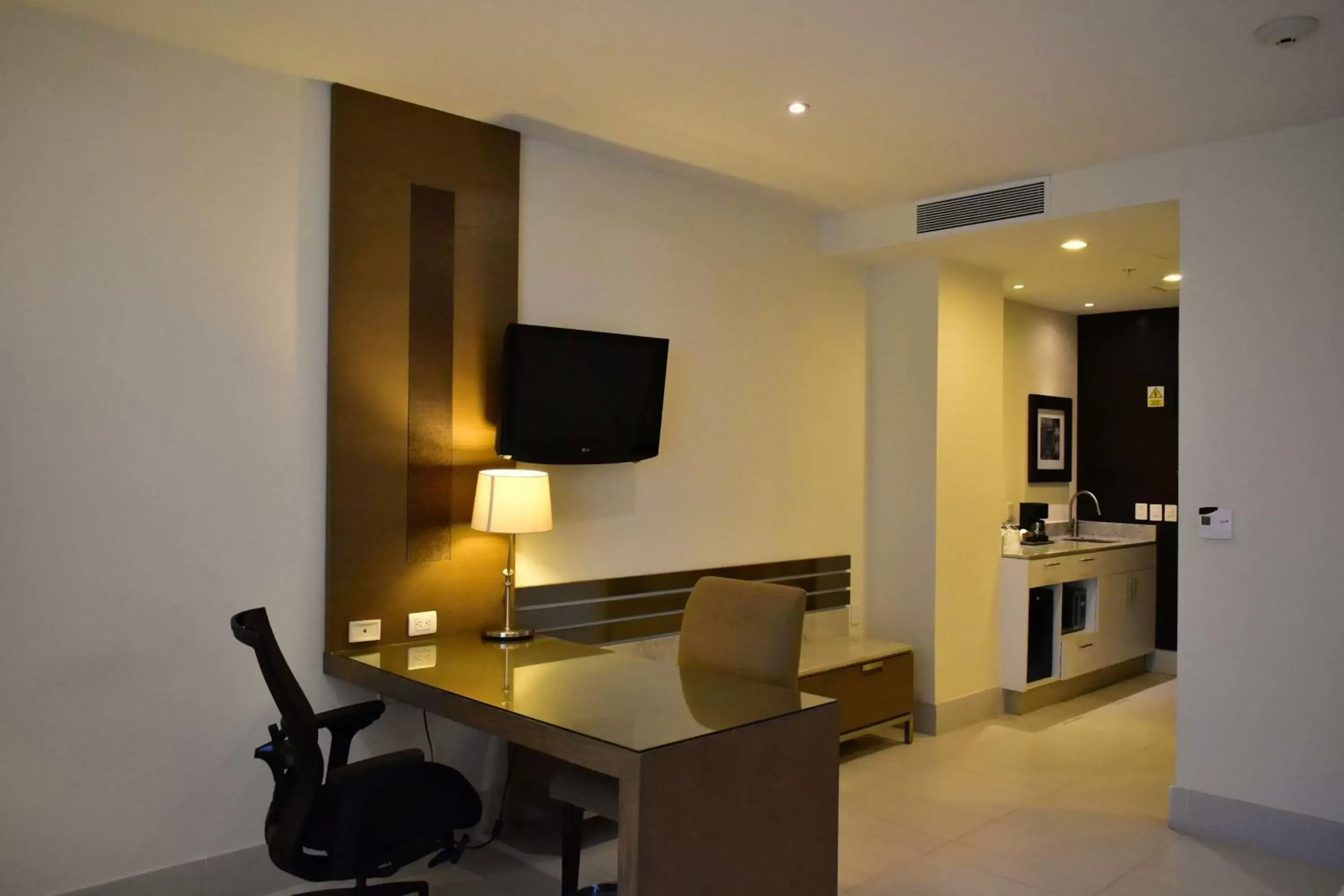 Bedroom, TV/Entertainment Center in Hampton Inn by Hilton Ciudad del Carmen