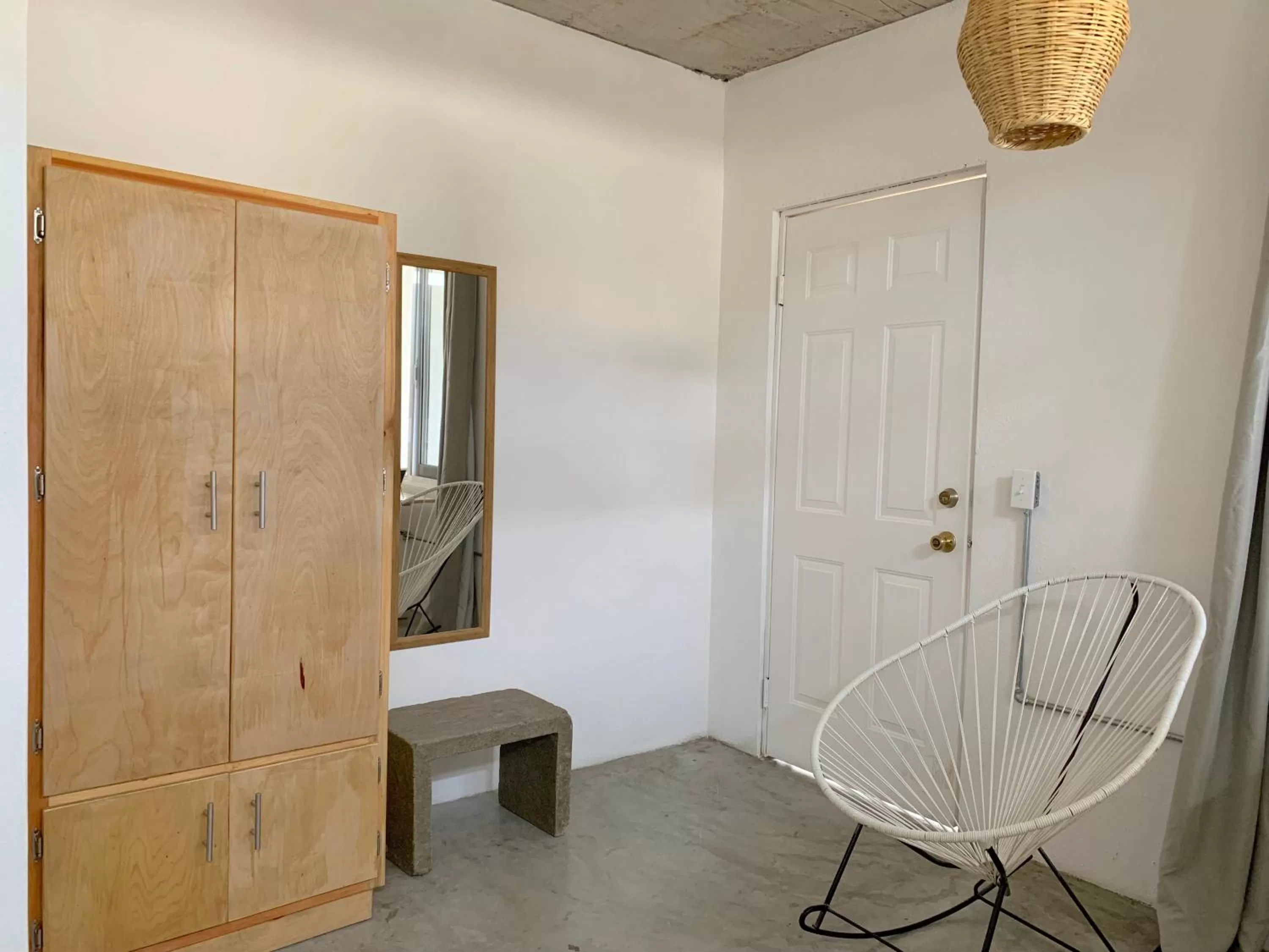 wardrobe, Bathroom in Perro Surfero Hotel