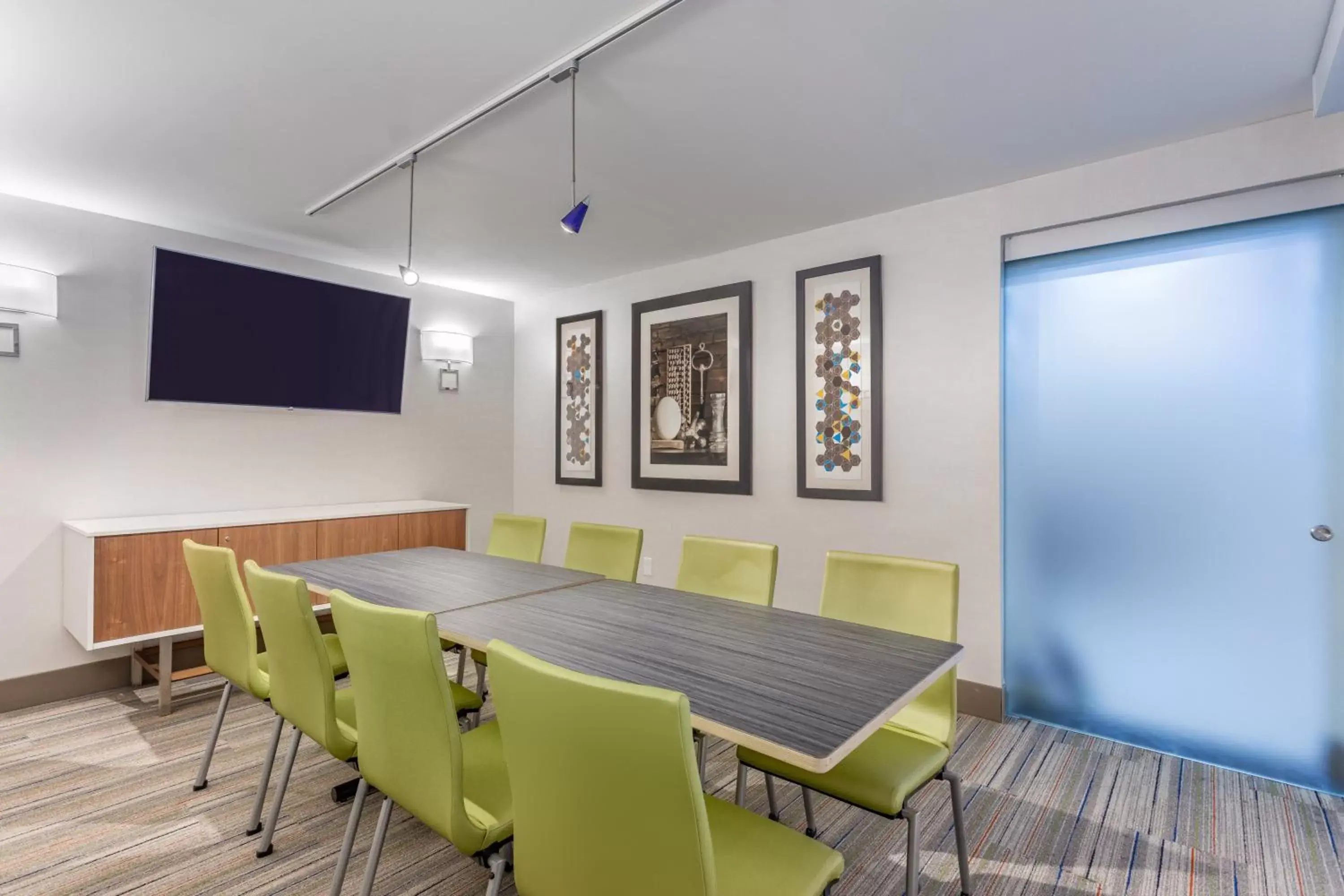 Meeting/conference room, TV/Entertainment Center in Holiday Inn Express Ramsey Mahwah, an IHG Hotel