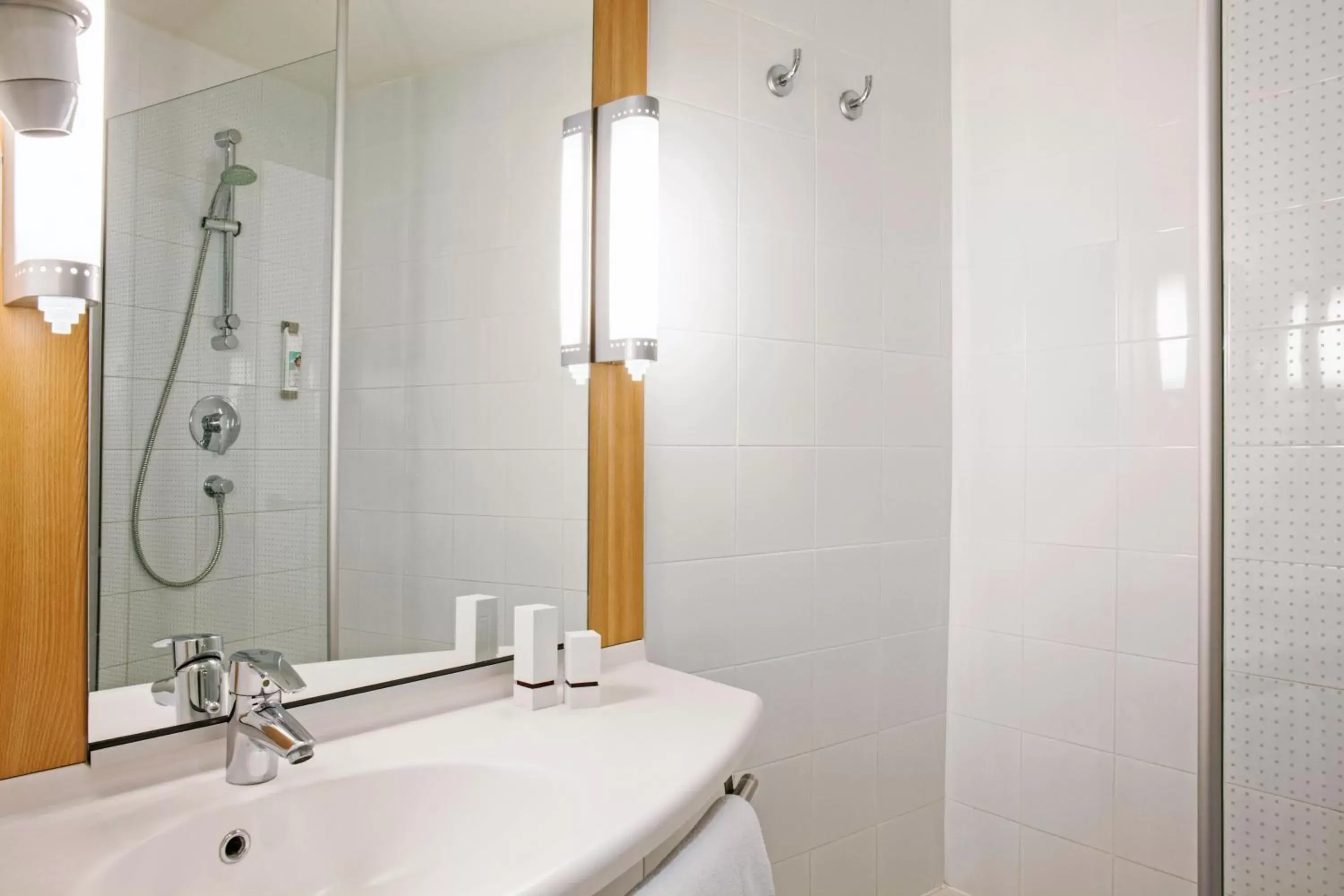 Shower, Bathroom in Ibis Barcelona Mollet