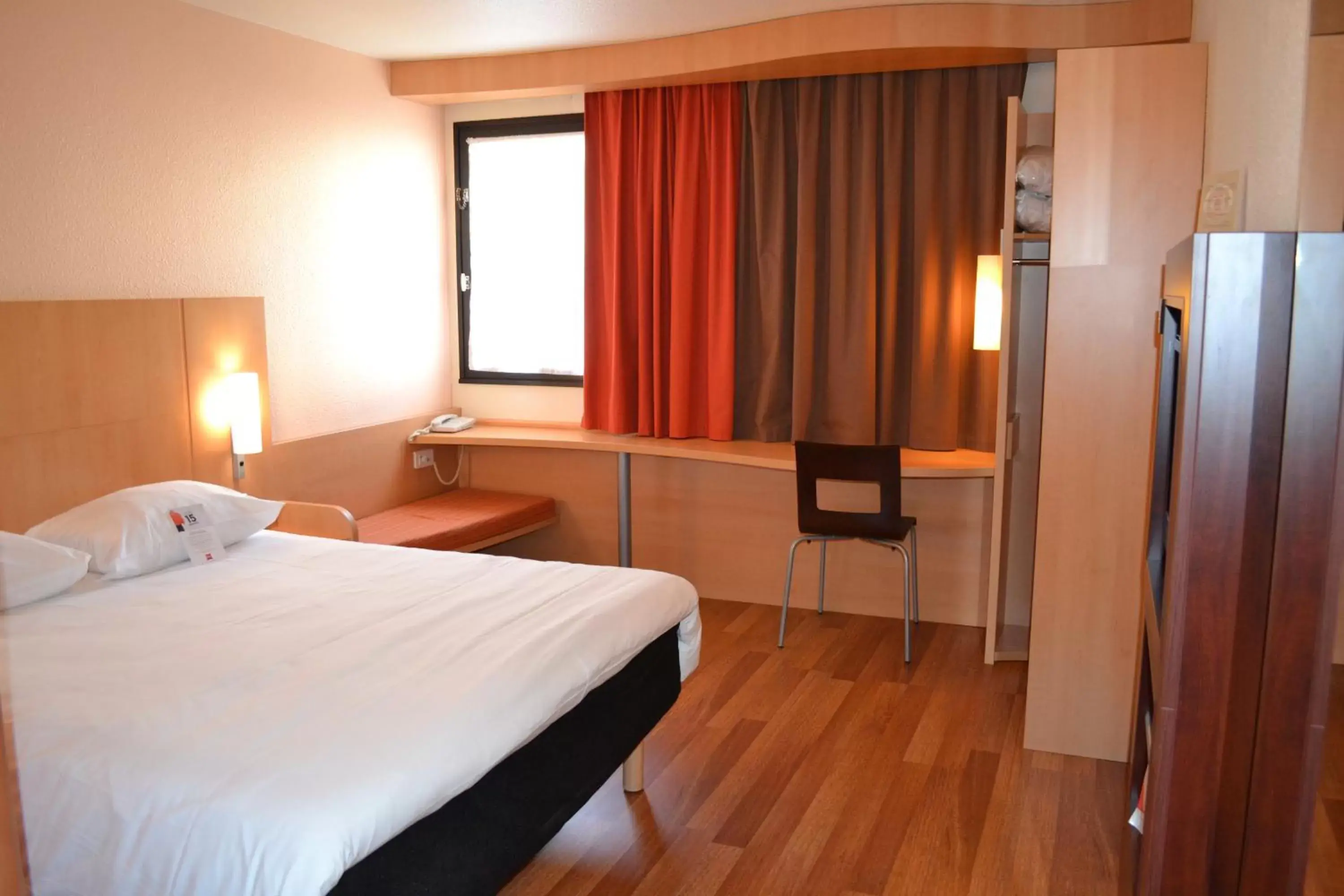 Photo of the whole room, Bed in ibis Angers Centre Chateau