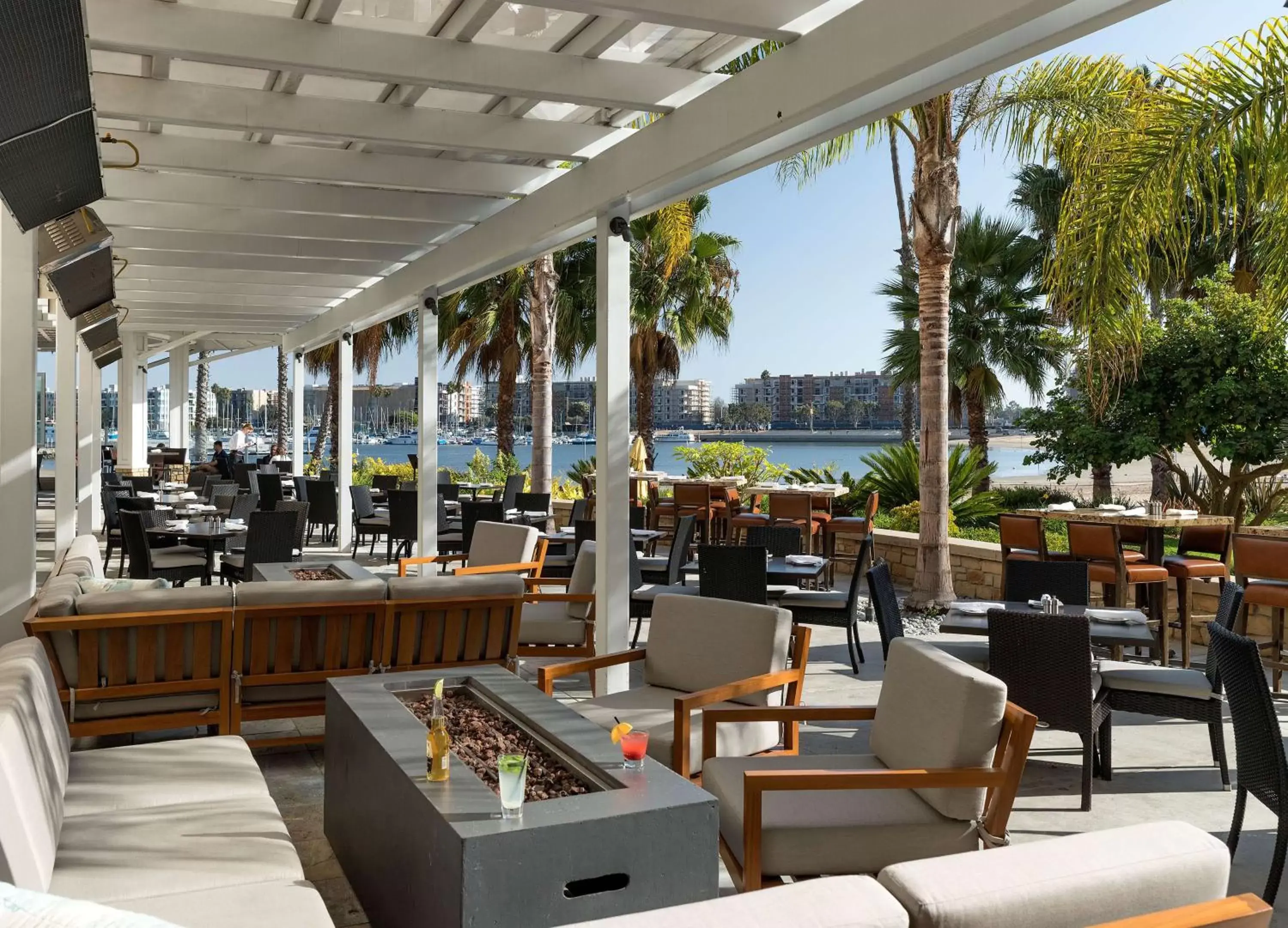 Restaurant/Places to Eat in Jamaica Bay Inn Marina Del Rey Tapestry Collection by Hilton