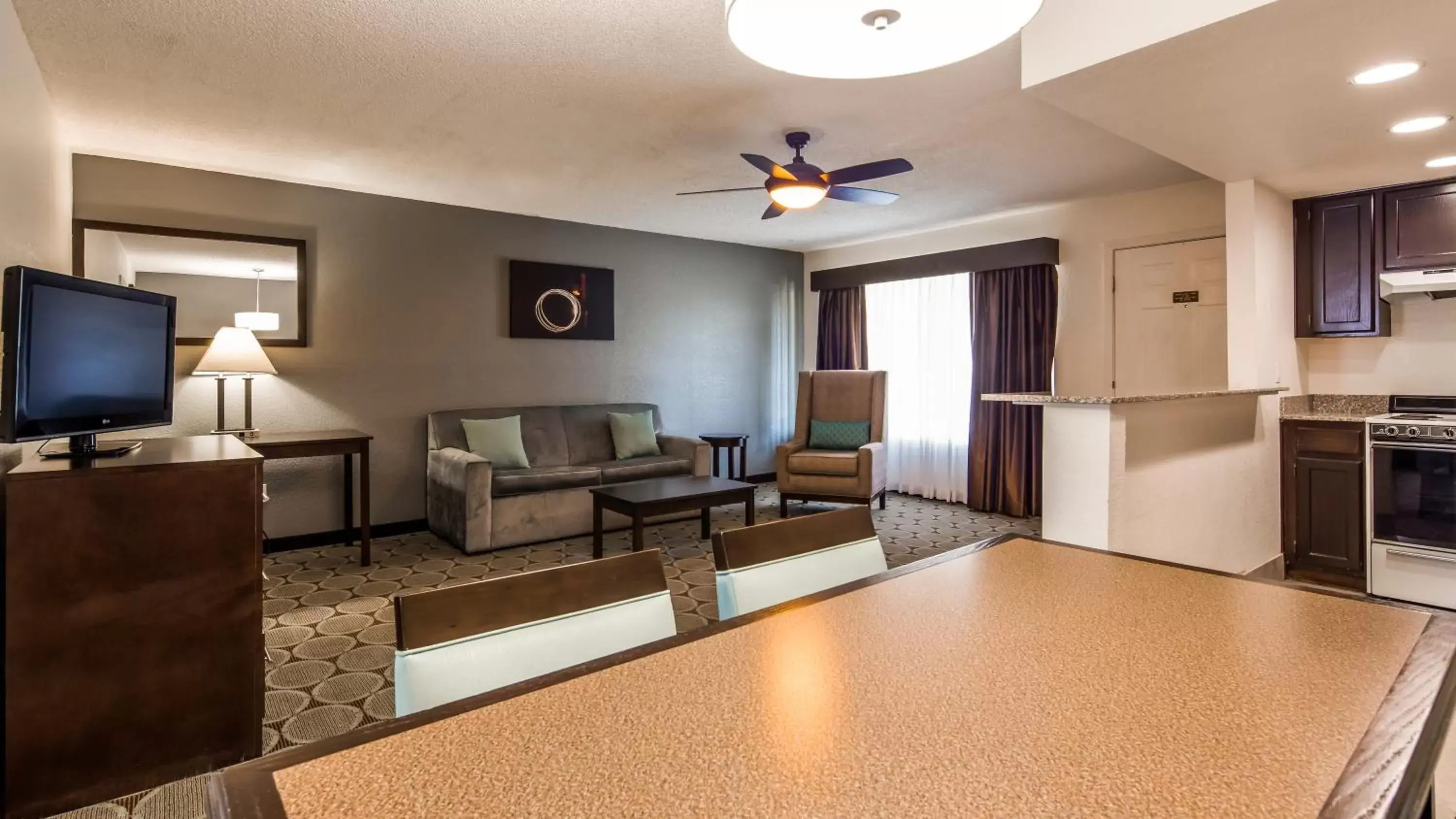 Photo of the whole room, Seating Area in Best Western Pahrump Oasis