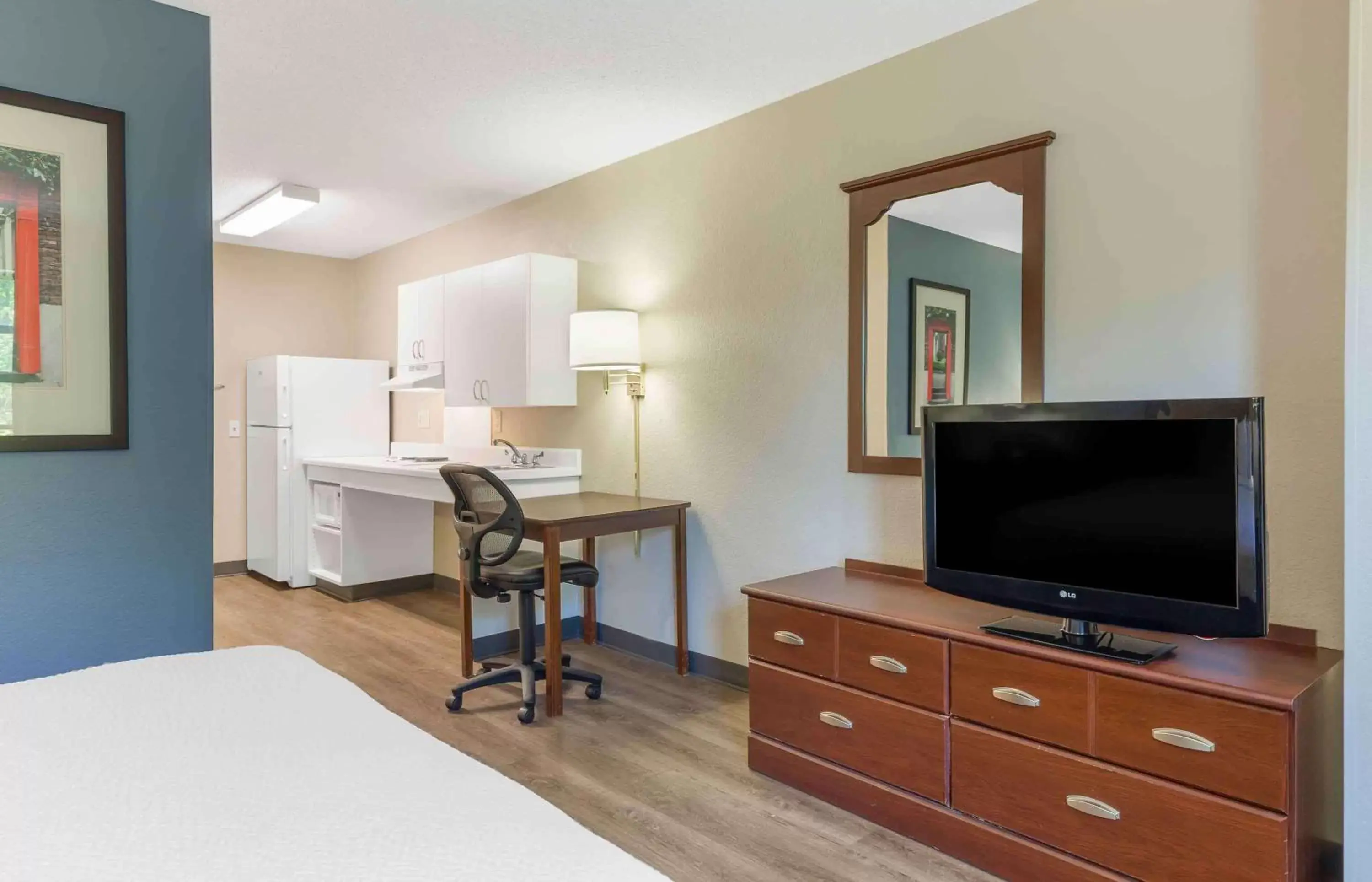 Bedroom, TV/Entertainment Center in Extended Stay America Suites - Foxboro - Norton