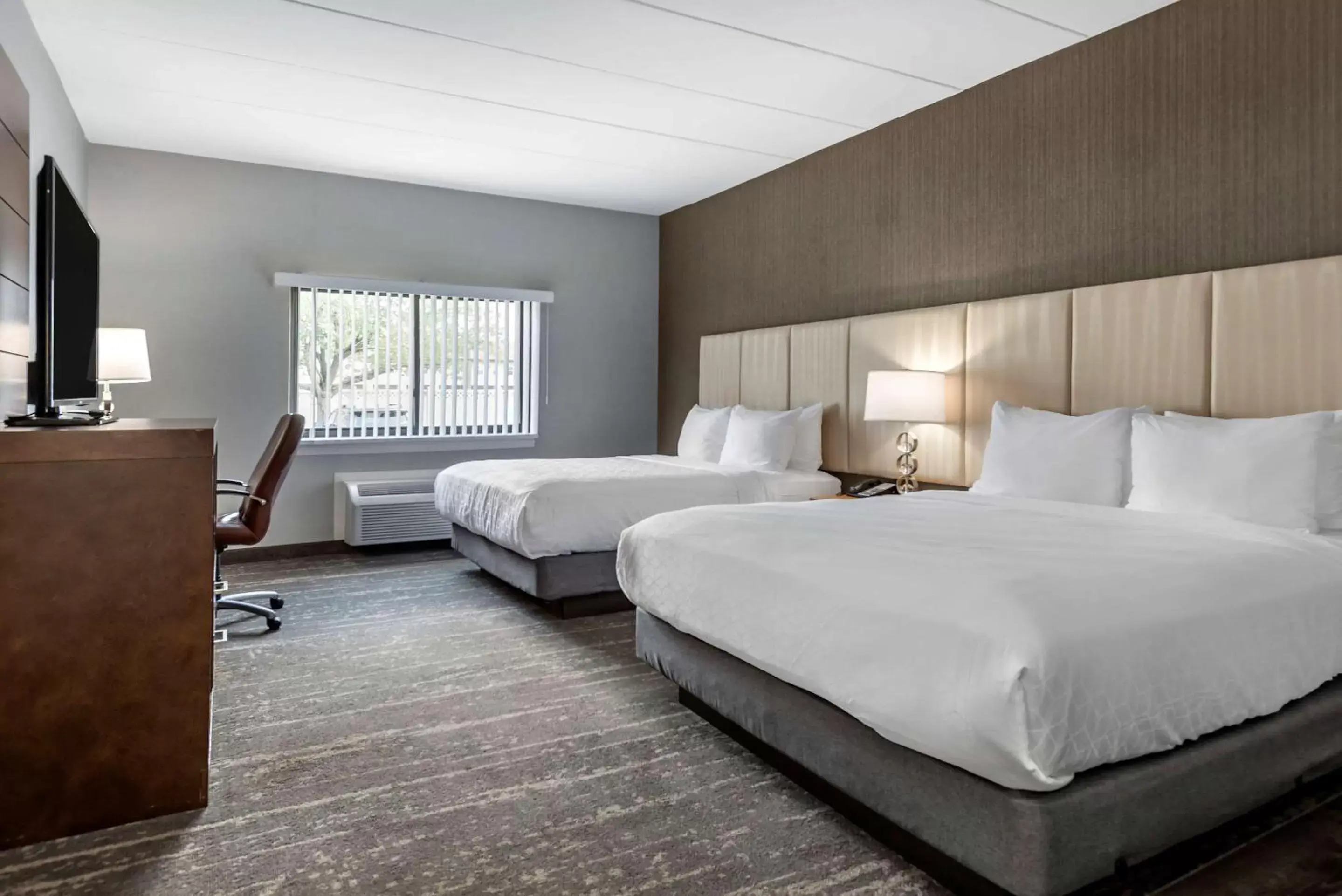 Photo of the whole room, Bed in Somerset Lofts, Ascend Hotel Collection