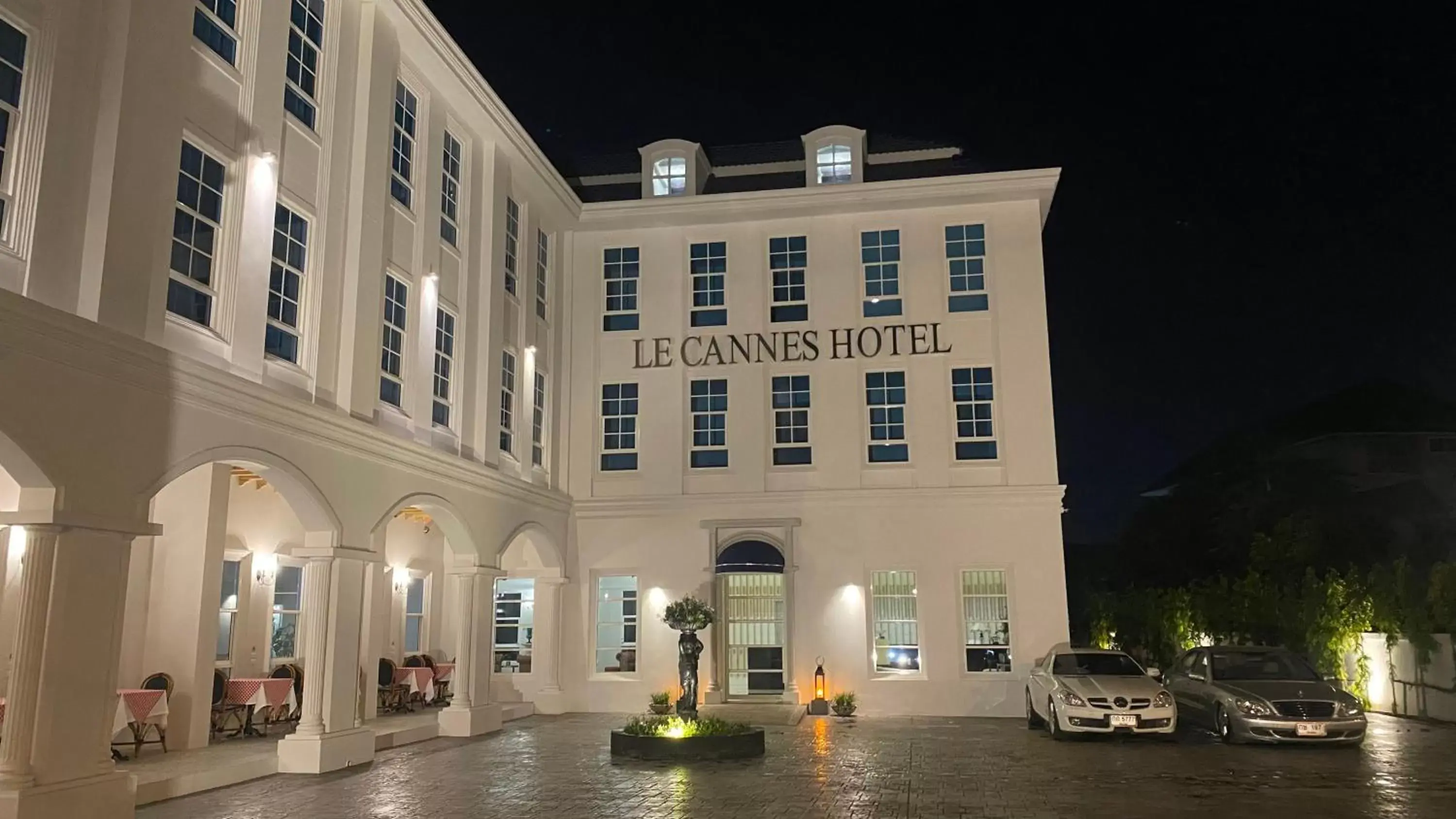 Property Building in Le Cannes Hotel Property Building in Le Cannes Hotel