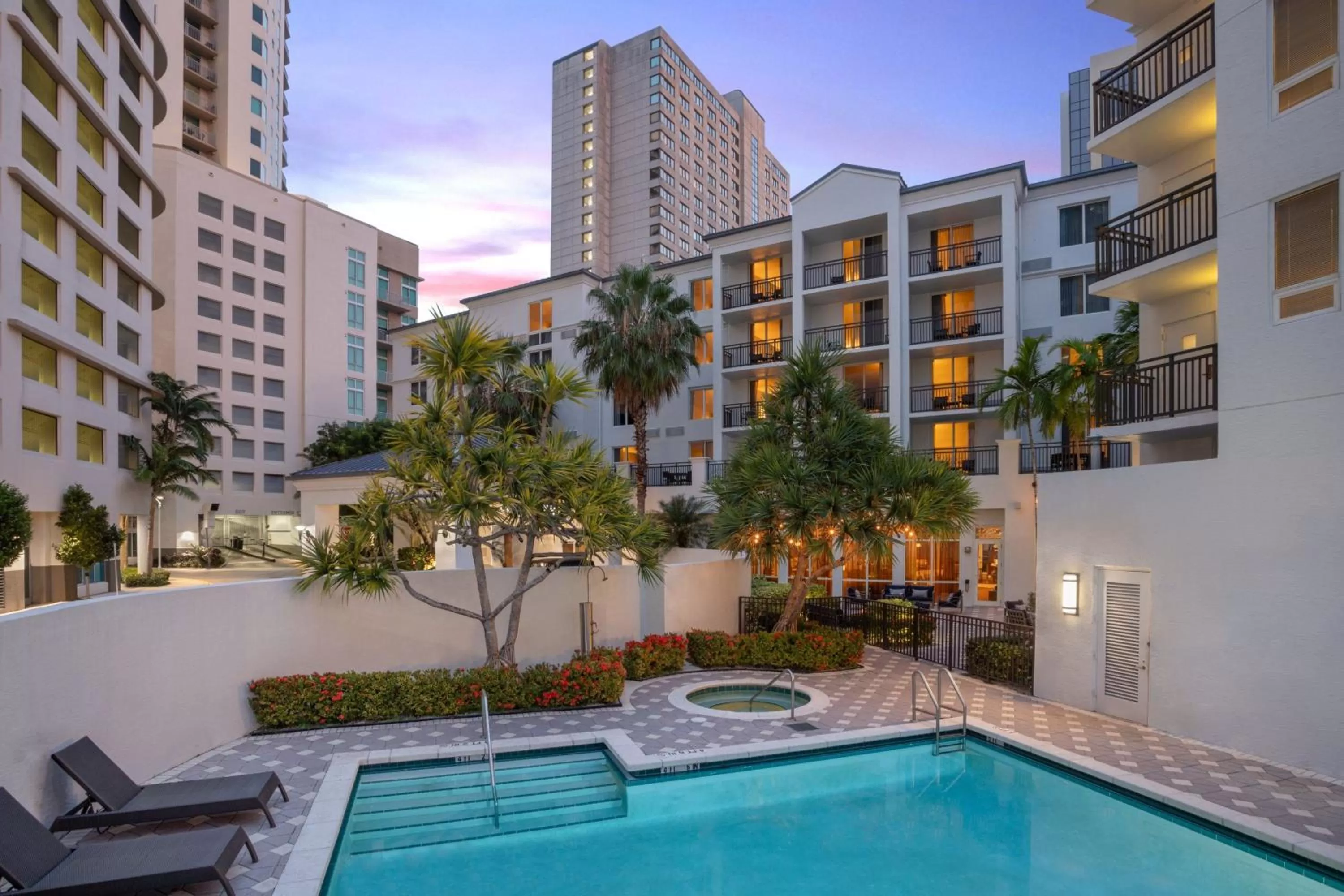 Swimming pool in Courtyard Miami Dadeland