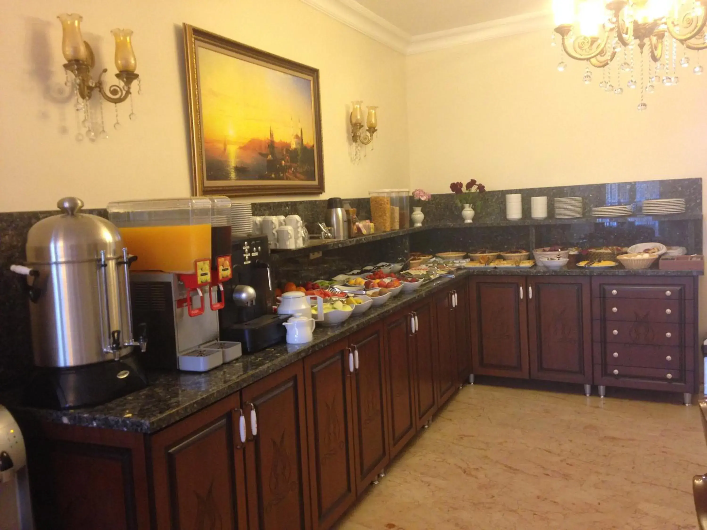 Buffet breakfast, Kitchen/Kitchenette in Sultan Palace Hotel