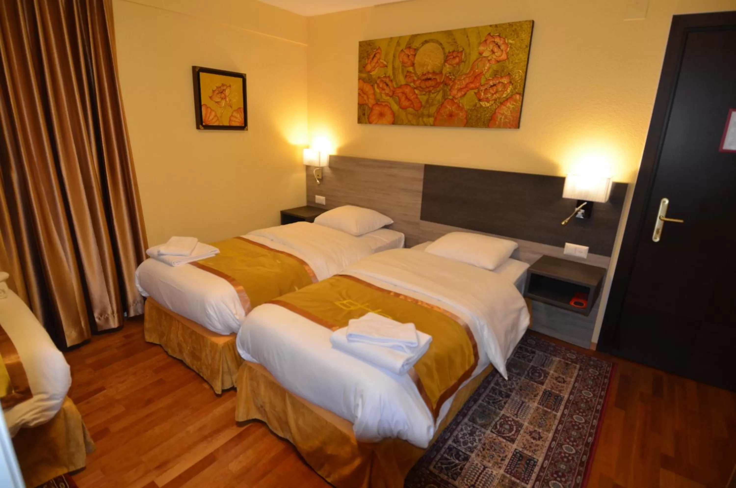 Photo of the whole room, Bed in Beausite