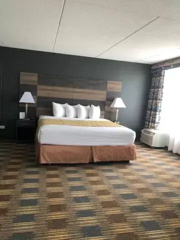 Photo of the whole room, Bed in Baymont by Wyndham - Chicago - Addison - O'Hare