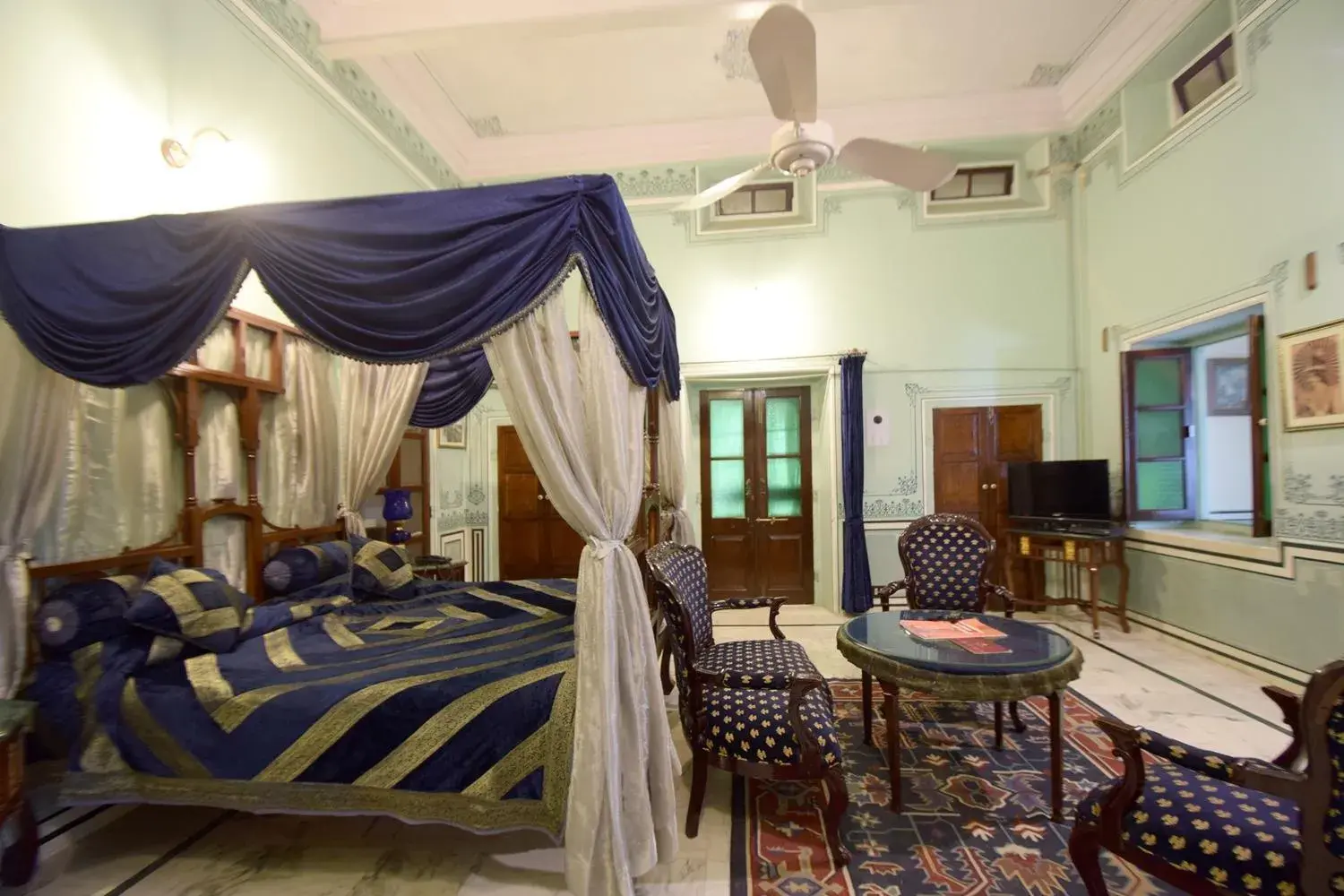 Bedroom in Hari Mahal Palace by Pachar Group