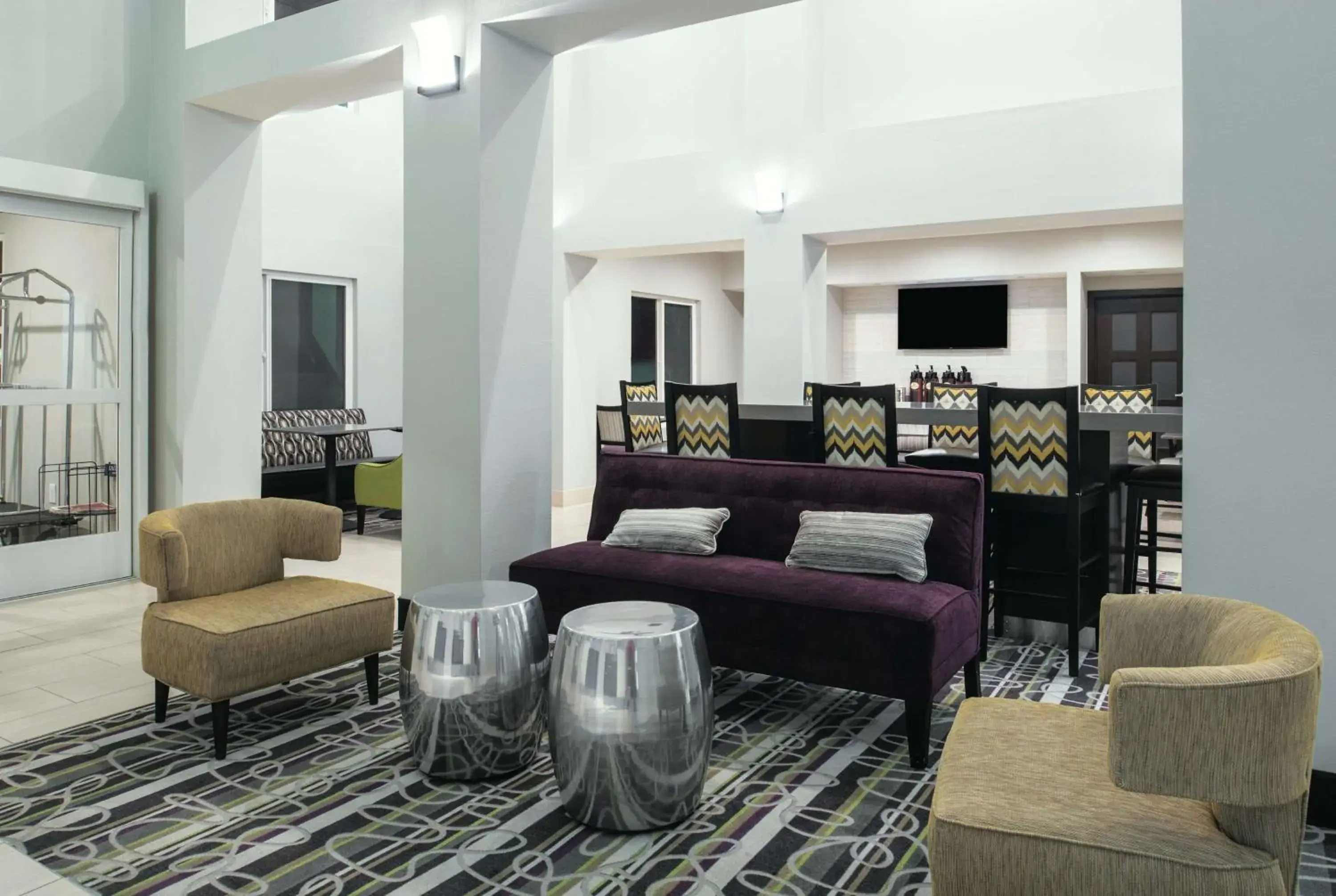 Lobby or reception, Seating Area in La Quinta Inn & Suites by Wyndham Fairfield - Napa Valley