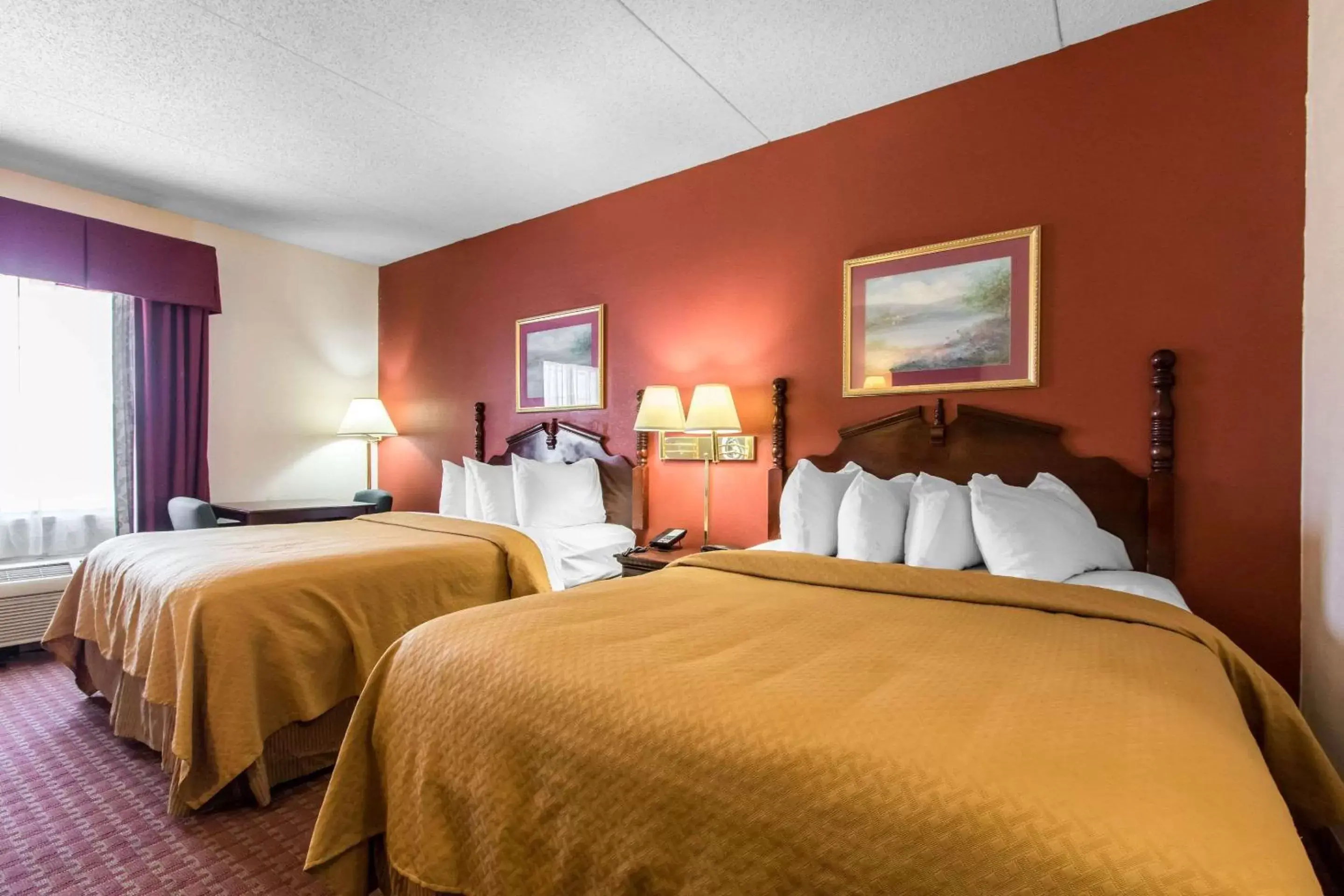 Photo of the whole room, Bed in Quality Inn Hixson-Chattanooga