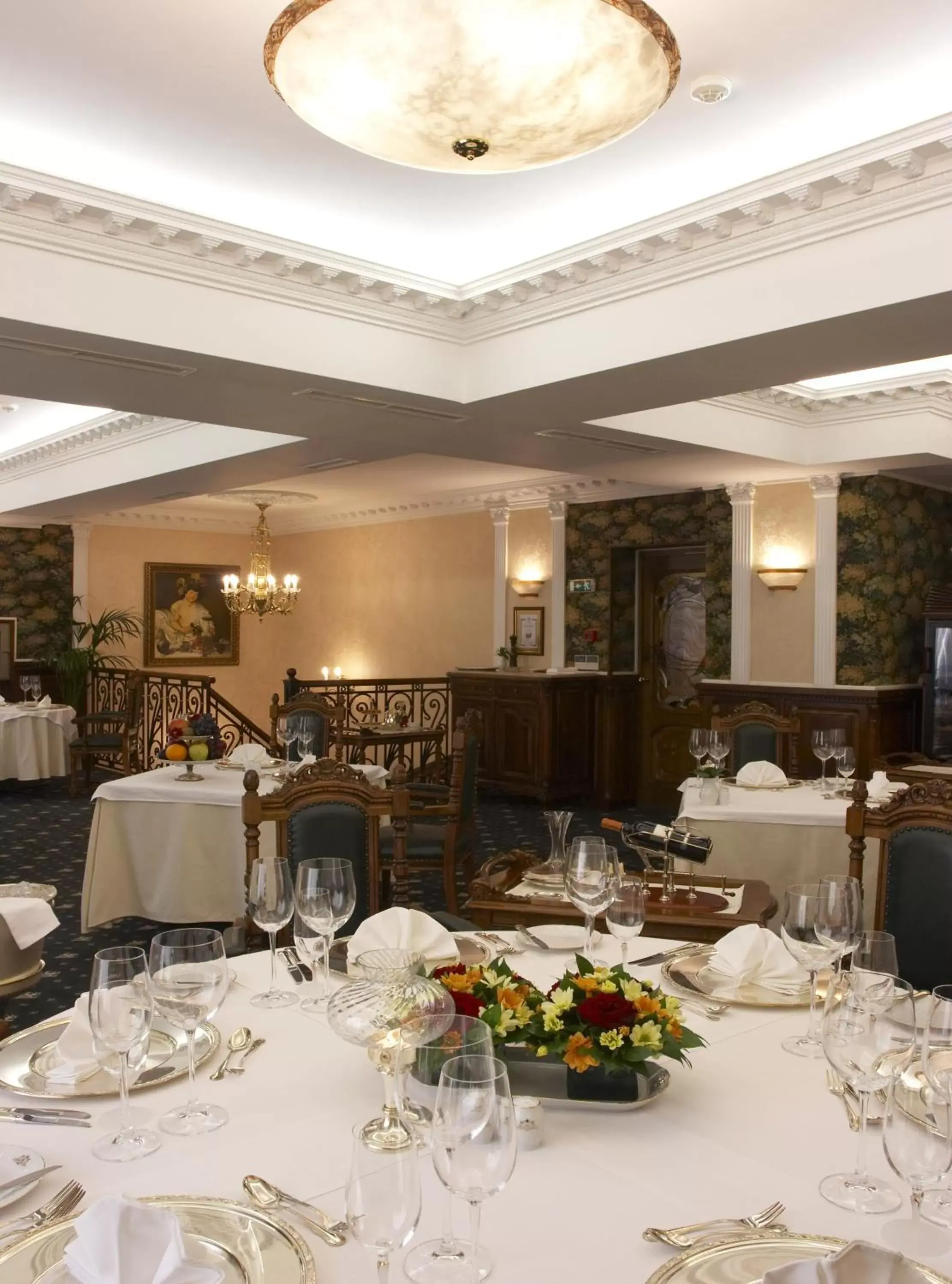 Restaurant/Places to Eat in Grand Hotel London