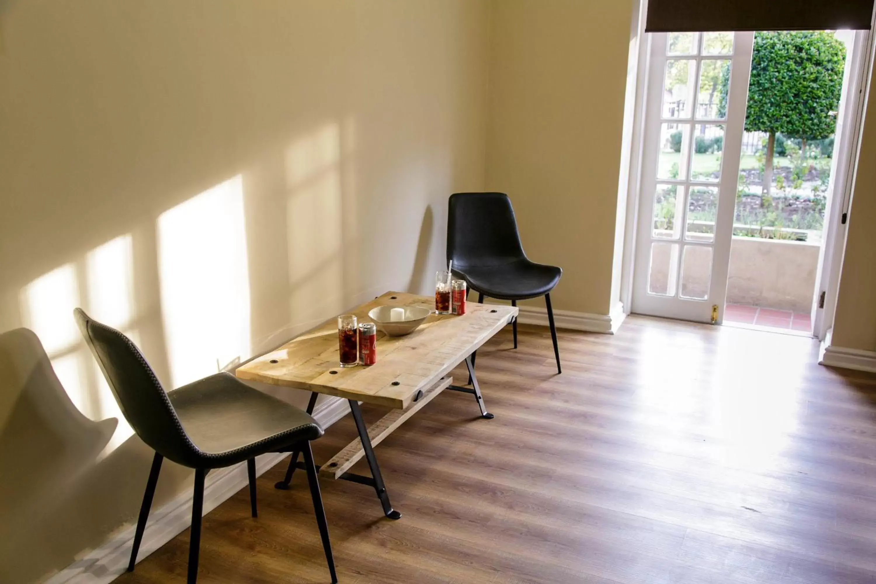 Living room, Dining Area in Queens Hotel by BON Hotels