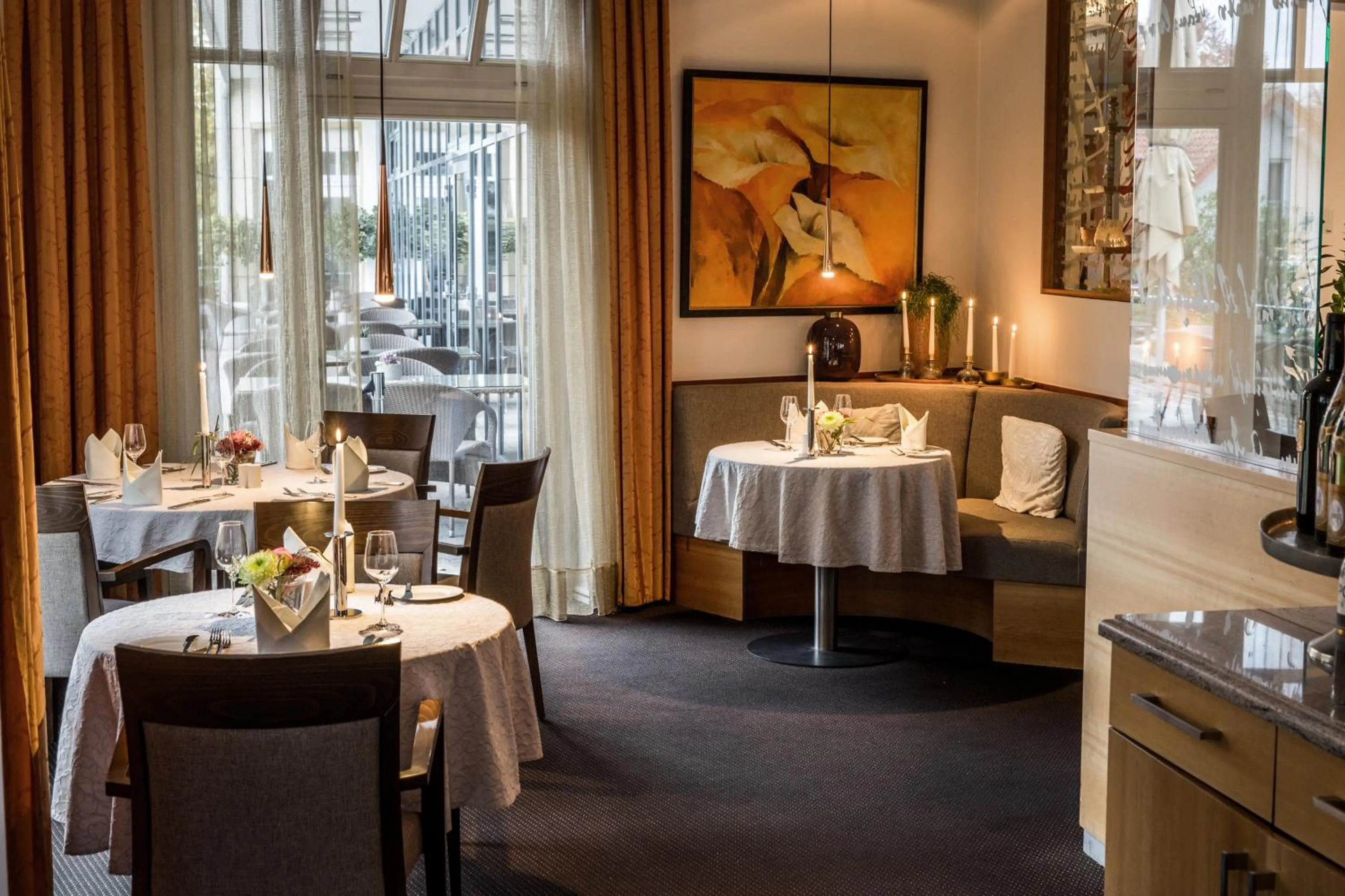 Restaurant/places to eat in Lind Hotel