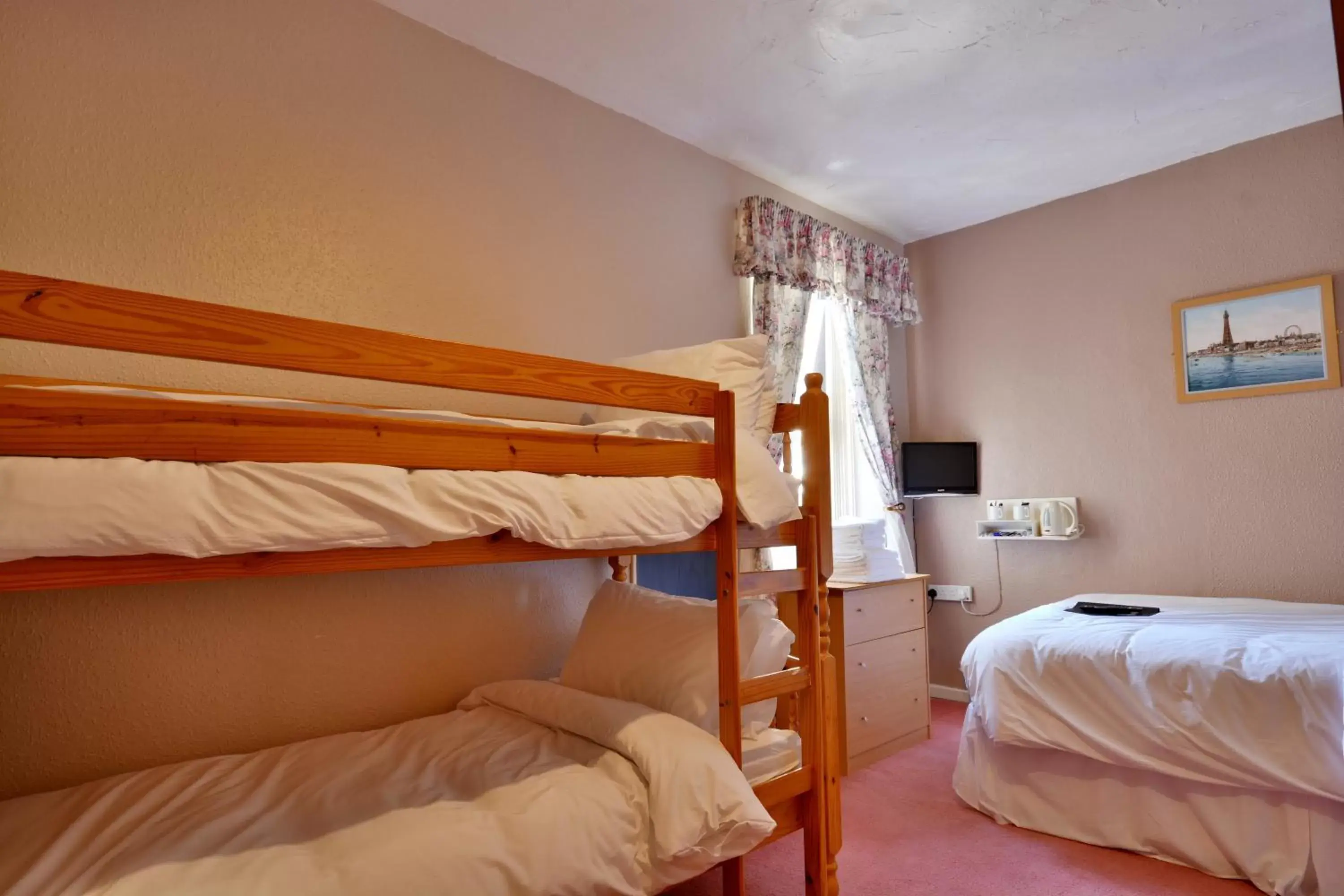 Photo of the whole room, Bunk Bed in Royal Oakwell Hotel