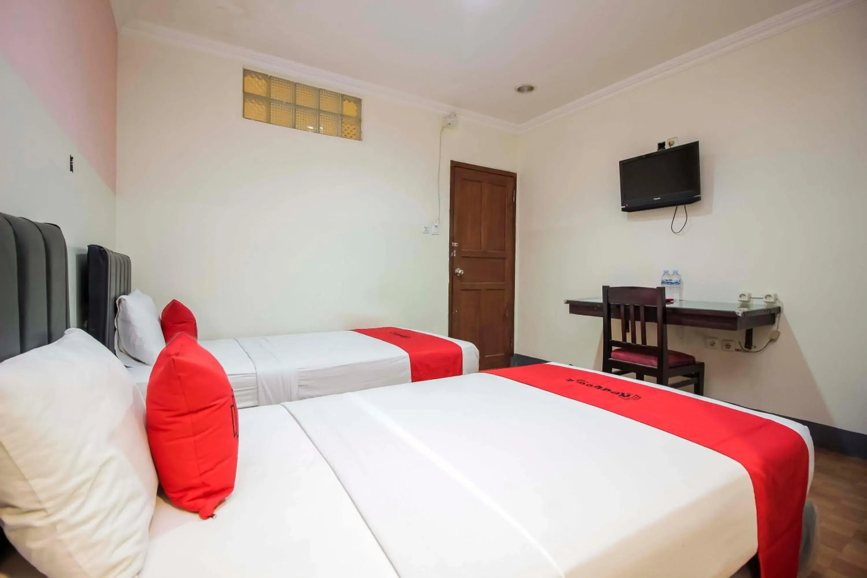 Bed in RedDoorz near Bethesda Manado