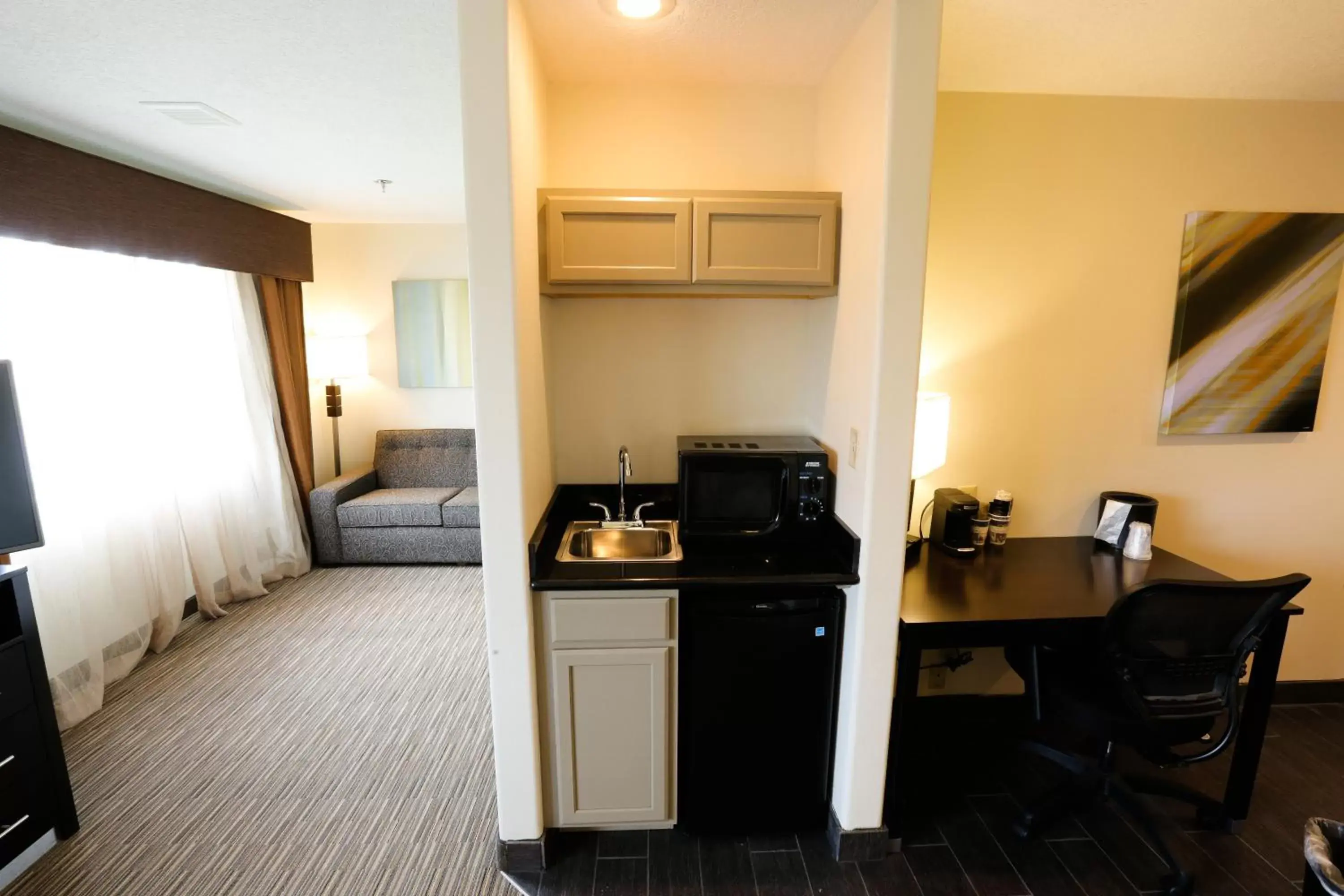 Coffee/tea facilities, Kitchen/Kitchenette in Best Western Plus the Four Corners Inn