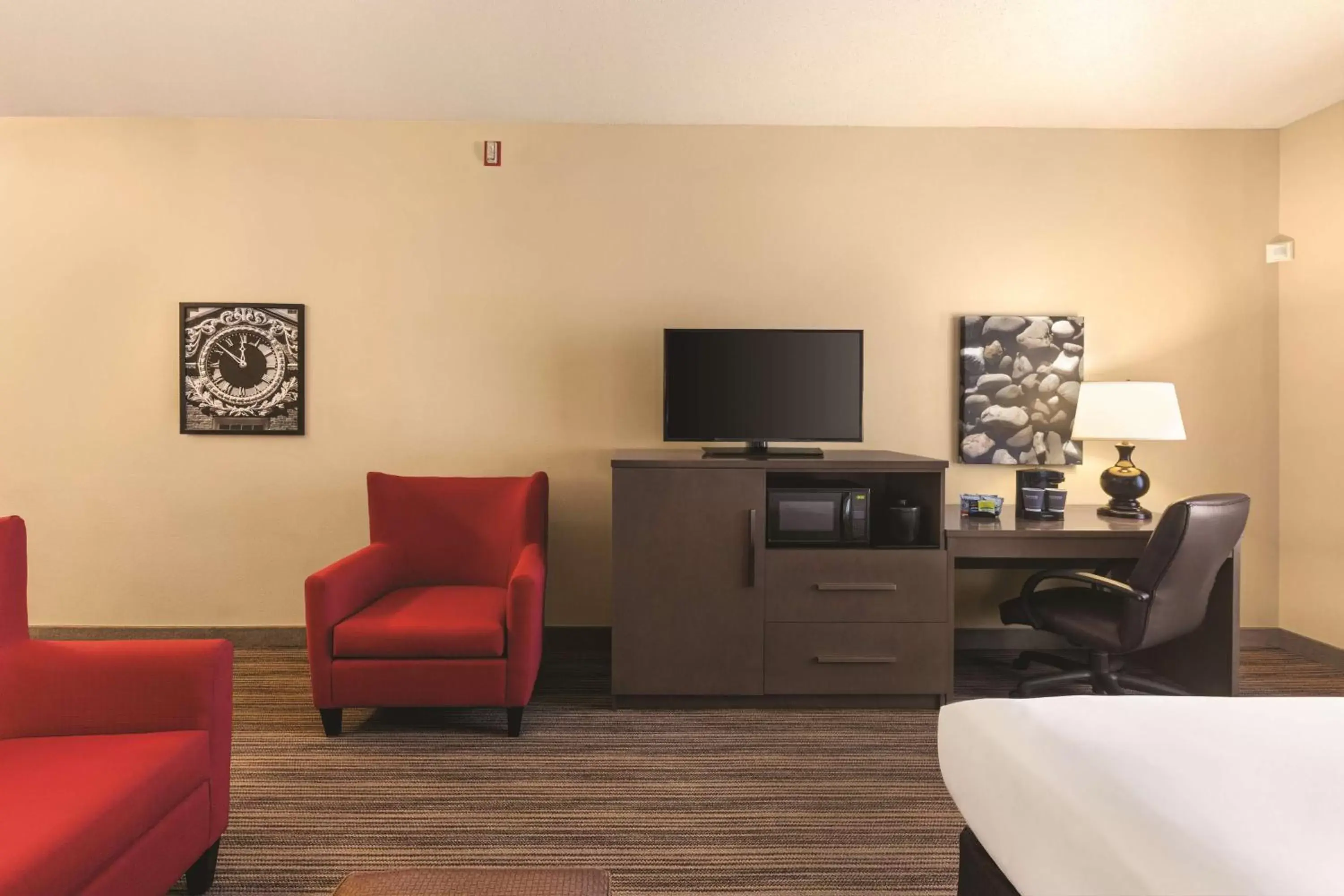 Photo of the whole room, TV/Entertainment Center in Country Inn & Suites by Radisson, Albert Lea, MN