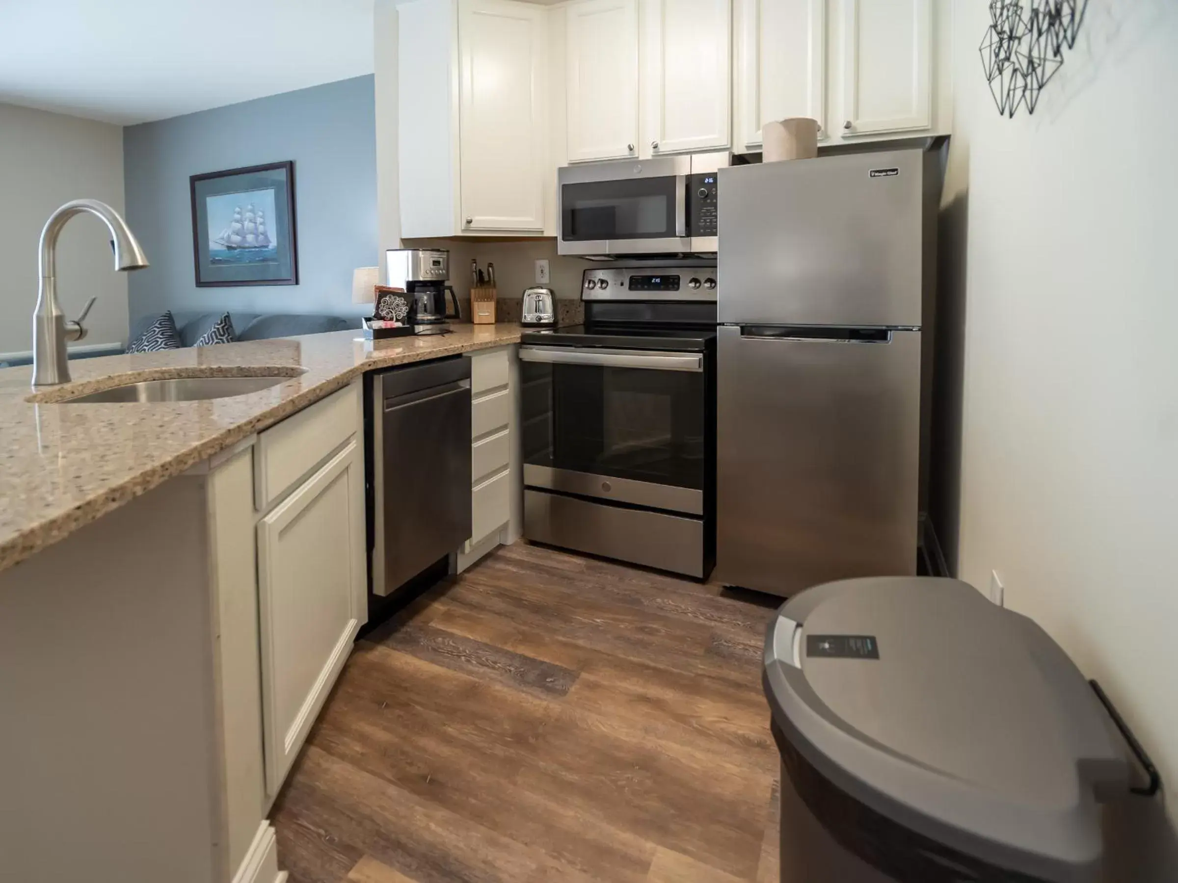 Kitchen or kitchenette, Kitchen/Kitchenette in The Cove of Lake Geneva