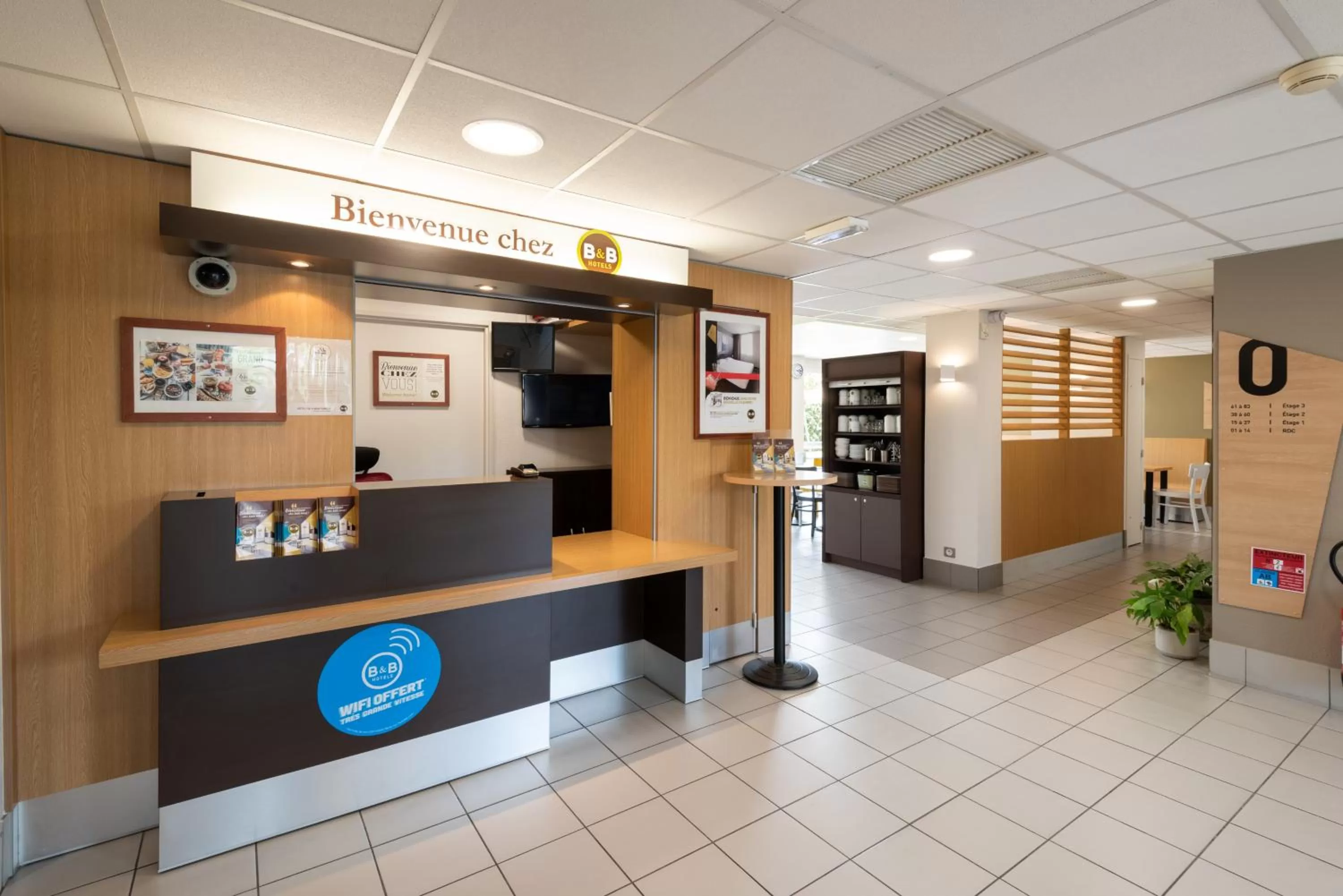 Lobby or reception in B&B HOTEL Evreux