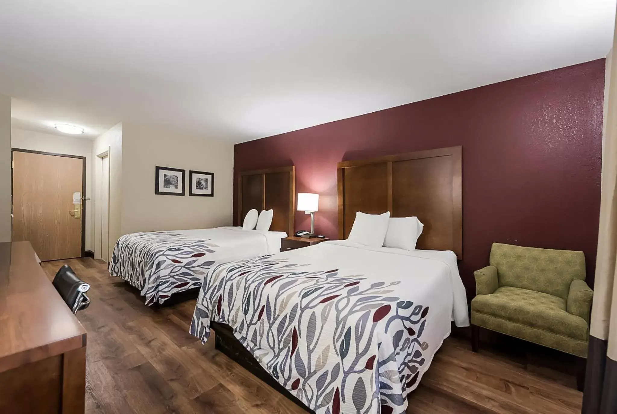 Photo of the whole room, Bed in Red Roof Inn Newport News - Yorktown