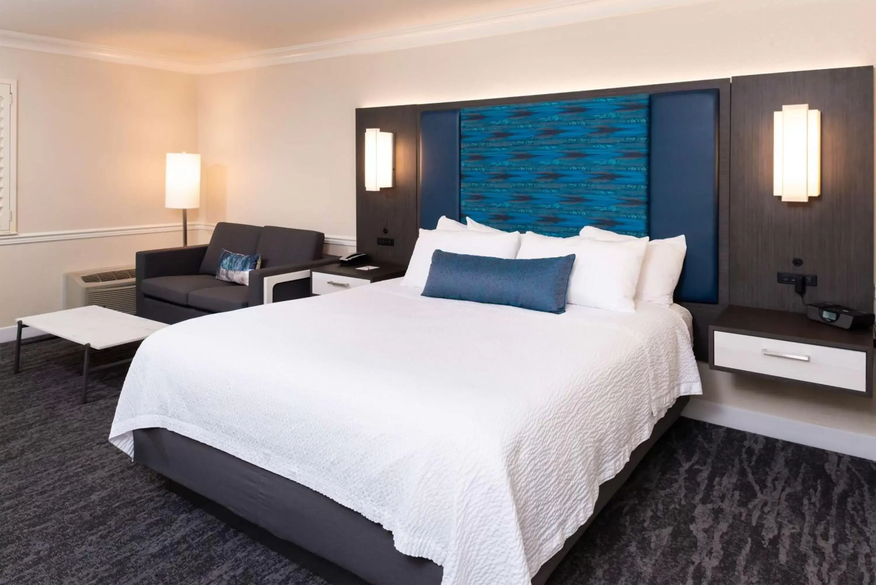 Photo of the whole room, Bed in Best Western Plus Novato Oaks Inn